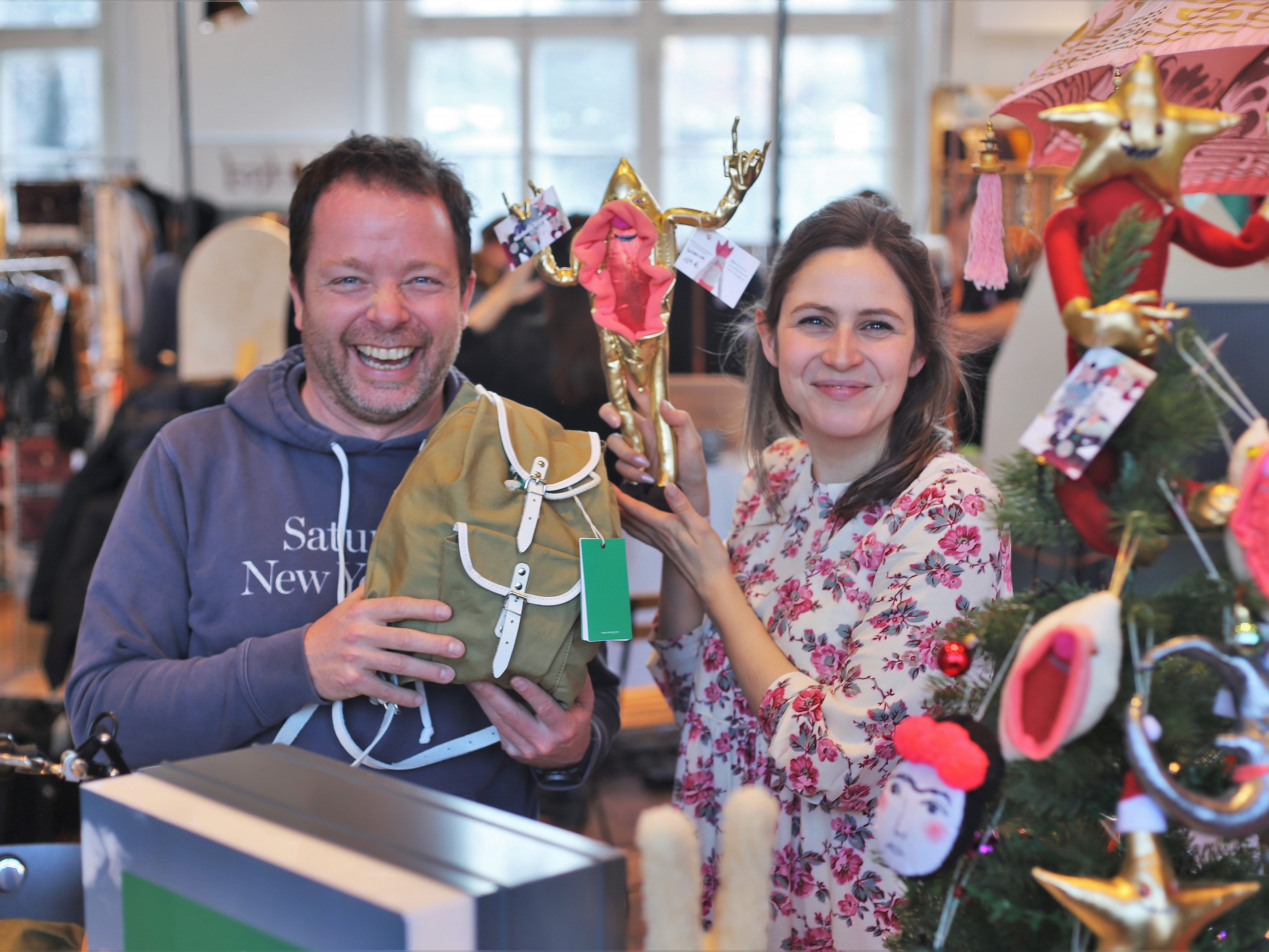 Franz und Johanna - zwei Standbetreiber - versprühten beste Laune im Pförtnerhaus. Franz und Johanna - zwei Standbetreiber - versprühten beste Laune im Pförtnerhaus.