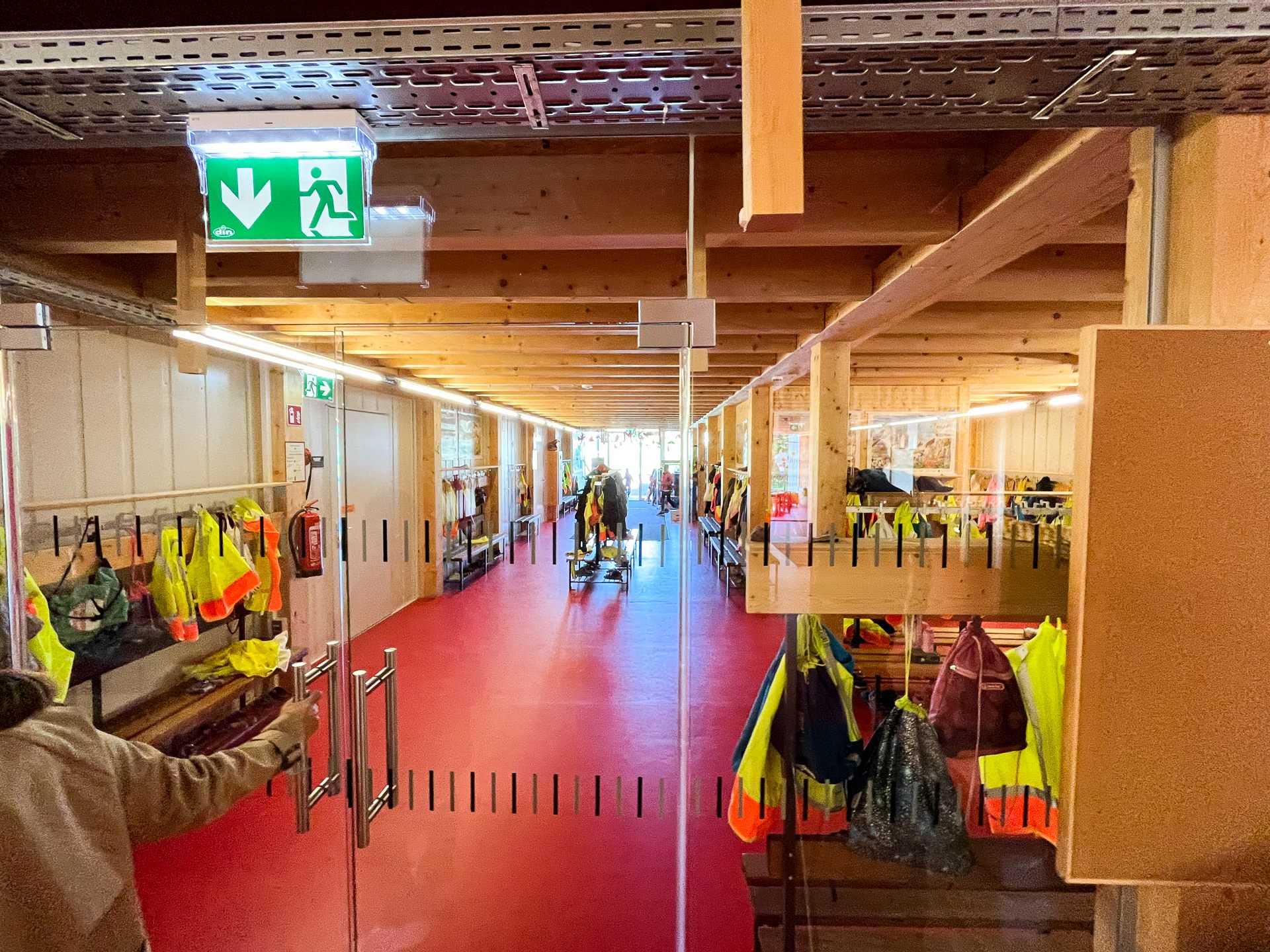 Die Ausweichschule der Volksschule Rotkreuz befindet sich aktuell noch in Hittisau. Die Ausweichschule der Volksschule Rotkreuz befindet sich aktuell noch in Hittisau.