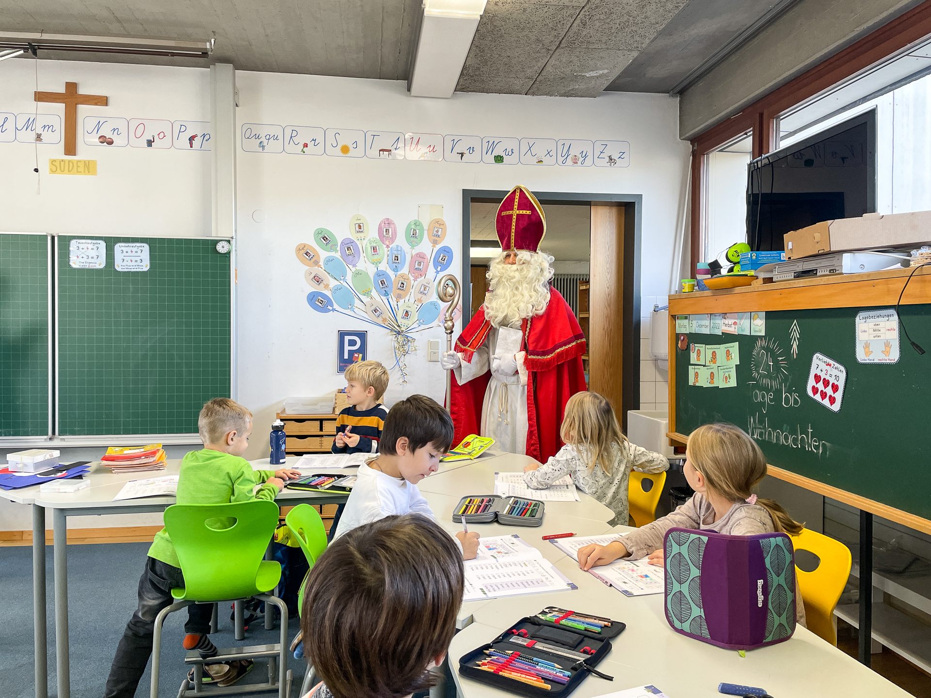 Große Freude hatten die Kinder der Volksschule Rotkreuz beim Besuch des Nikolaus am 6. Dezember. Große Freude hatten die Kinder der Volksschule Rotkreuz beim Besuch des Nikolaus am 6. Dezember.