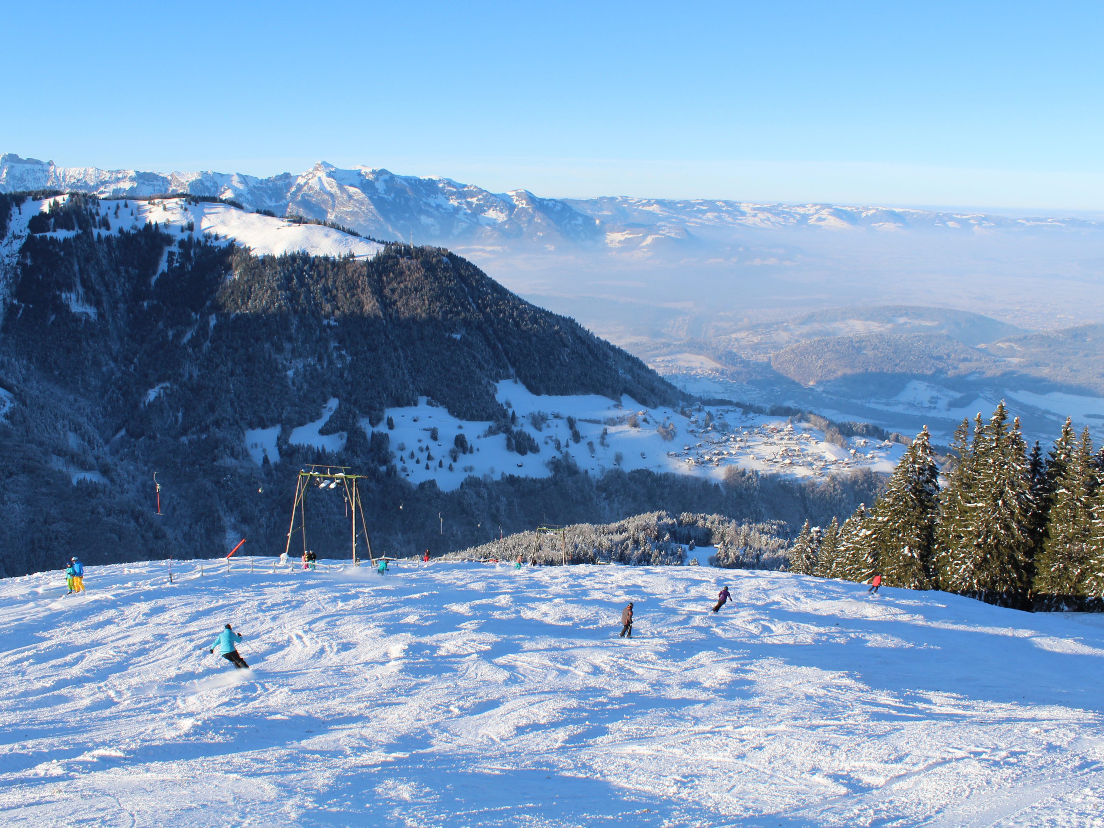 Bei geeigneter Schneelage steht ungetrübtem Schivergnügen auf Bazora nichts im Wege. Bei geeigneter Schneelage steht ungetrübtem Schivergnügen auf Bazora nichts im Wege.