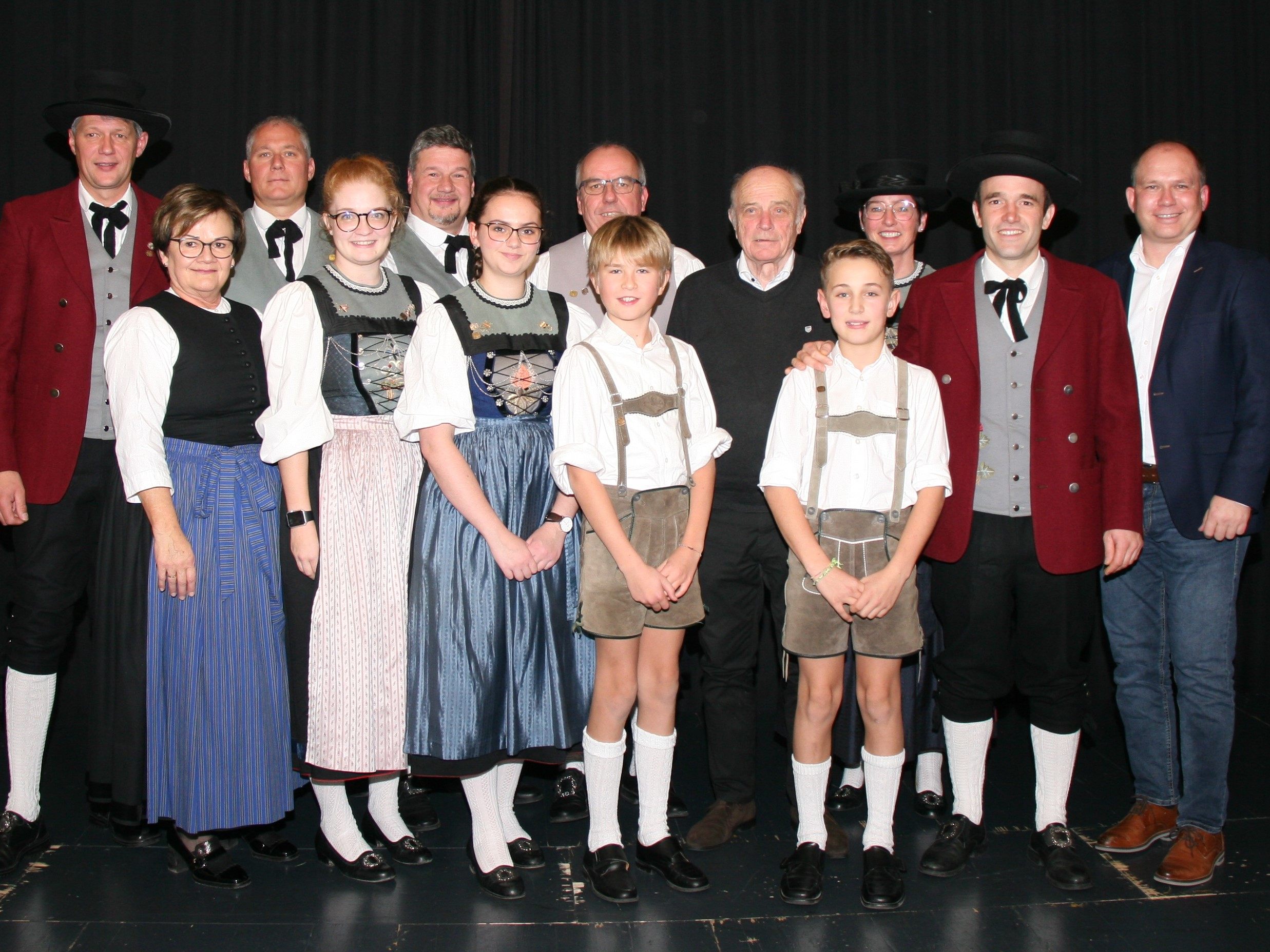 Alle Geehrten der Trachtengruppe Nüziders mit Landesobfrau Ulrike Bitschnau und Bürgermeister Peter Neier Alle Geehrten der Trachtengruppe Nüziders mit Landesobfrau Ulrike Bitschnau und Bürgermeister Peter Neier