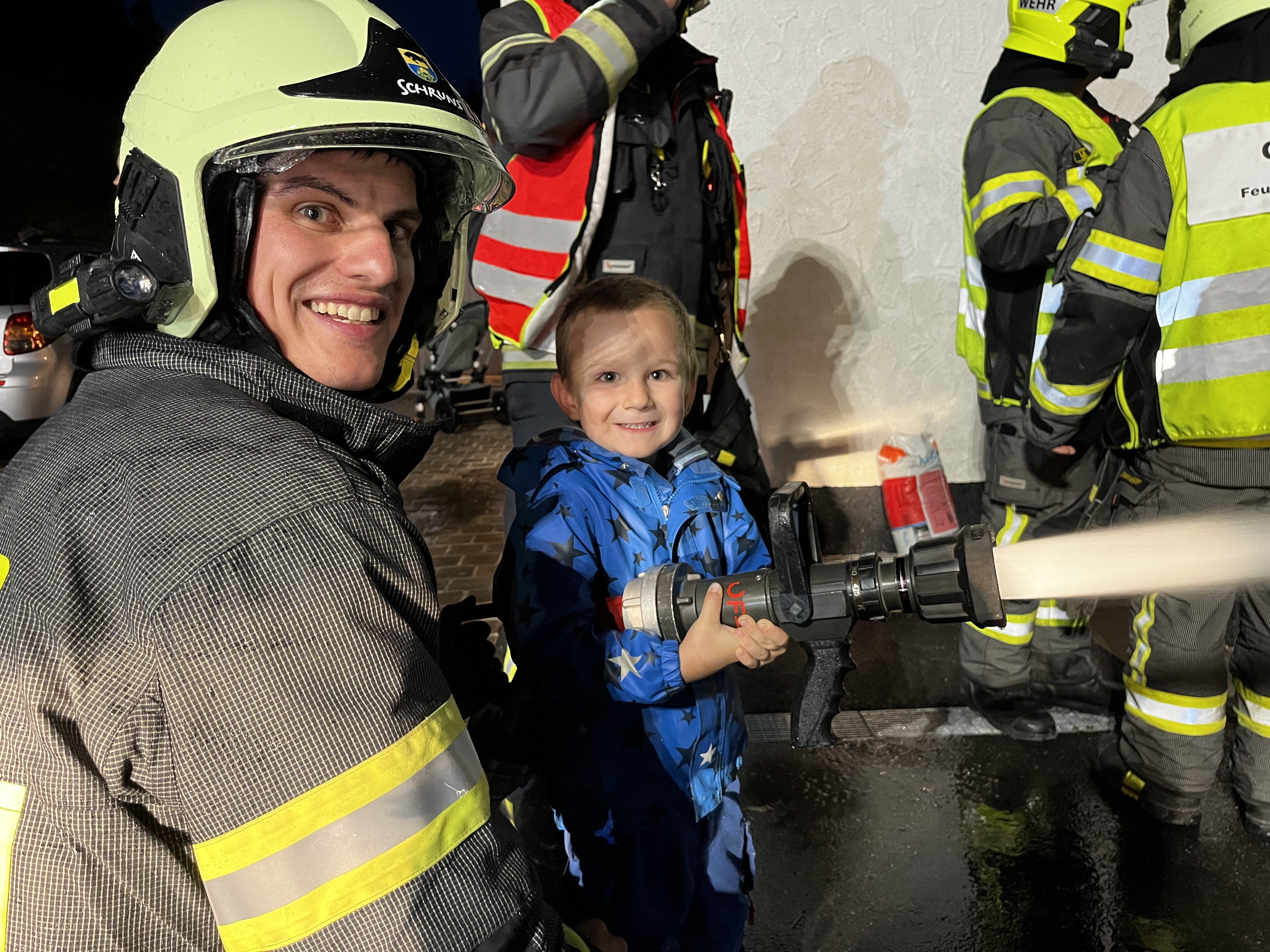 "Ich werde Feuerwehrmann!", wird sich dieser junge Mann wohl denken (hier mit Gruppenkommandant Dominik Ganahl von der Ortsfeuerwehr Schruns). "Ich werde Feuerwehrmann!", wird sich dieser junge Mann wohl denken (hier mit Gruppenkommandant Dominik Ganahl von der Ortsfeuerwehr Schruns).