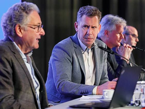 AK-Präsident Bernhard Heinzle stellte die Ergebnisse zusammen mit Univ.-Prof. Heinrich Geissler, KHBG-Direktor Dr. Gerald Fleisch und Zentralbetriebsratsobmann Thomas Steurer vor. Alle sind sich einig: Die Aufgaben aus Umfrage dulden keinen Aufschub. Wir müssen das sehr ernst nehmen. (Foto: Bernd Hofmeister)