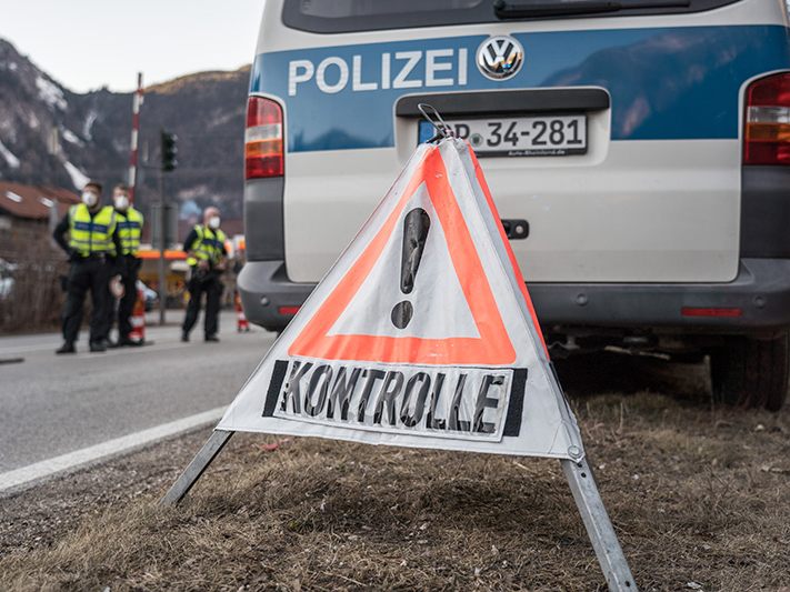 Die Beamten wiesen die fünf Migranten, die wegen versuchter unerlaubter Einreise angezeigt wurden, nach Österreich zurück.
