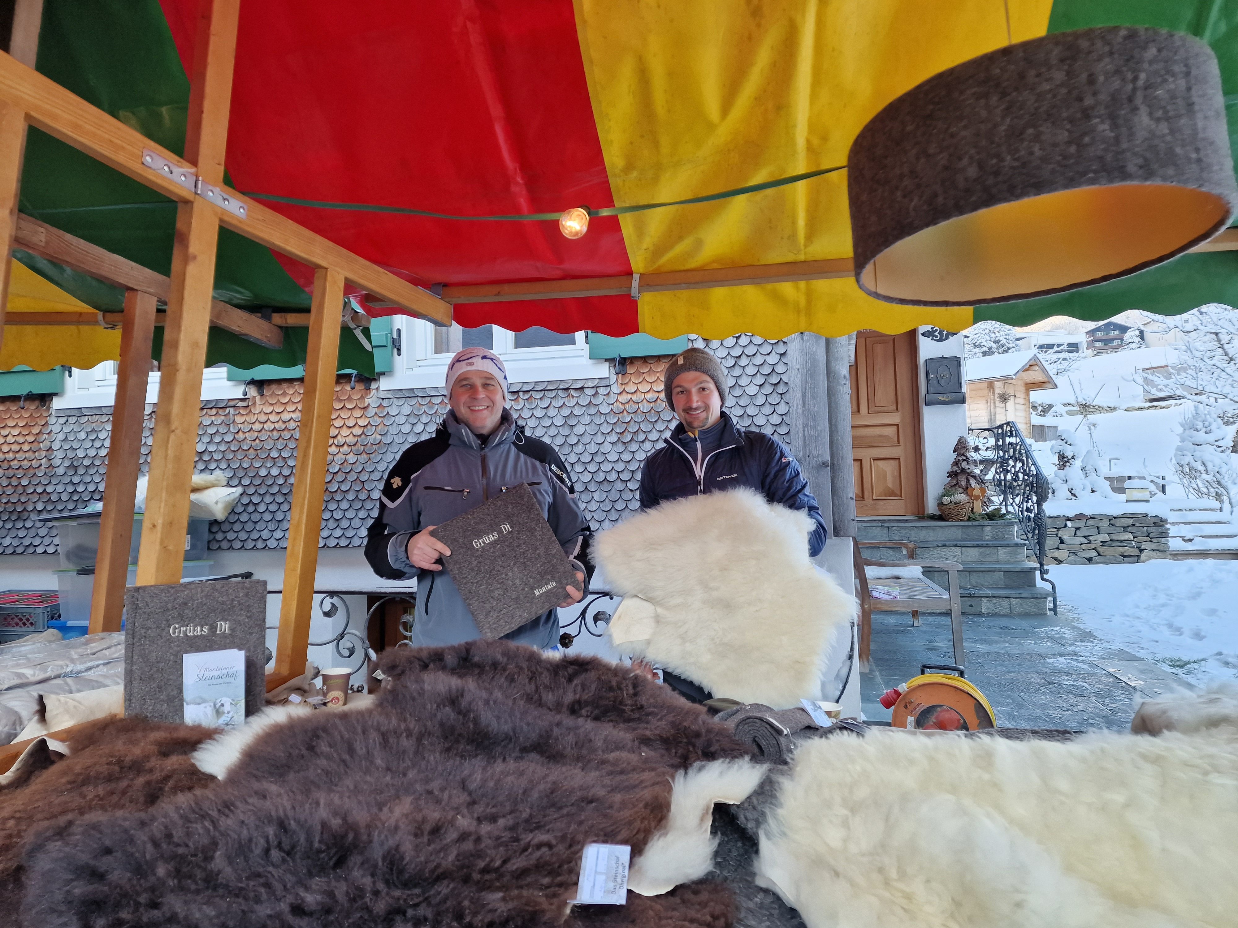 Peter Kasper und Martin Mathies vom Biohof präsentieren gerne ihre Produkte Peter Kasper und Martin Mathies vom Biohof präsentieren gerne ihre Produkte
