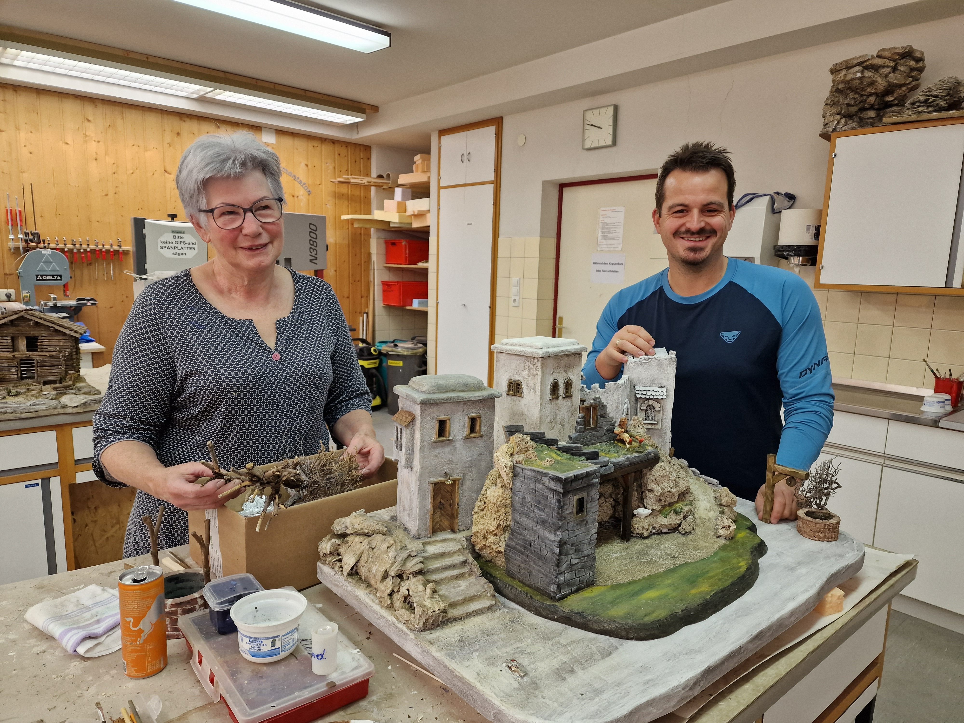 Marlies Kuster und Stefan Dönz ist die Freude ins Gesicht geschrieben über so viele Krippen.
