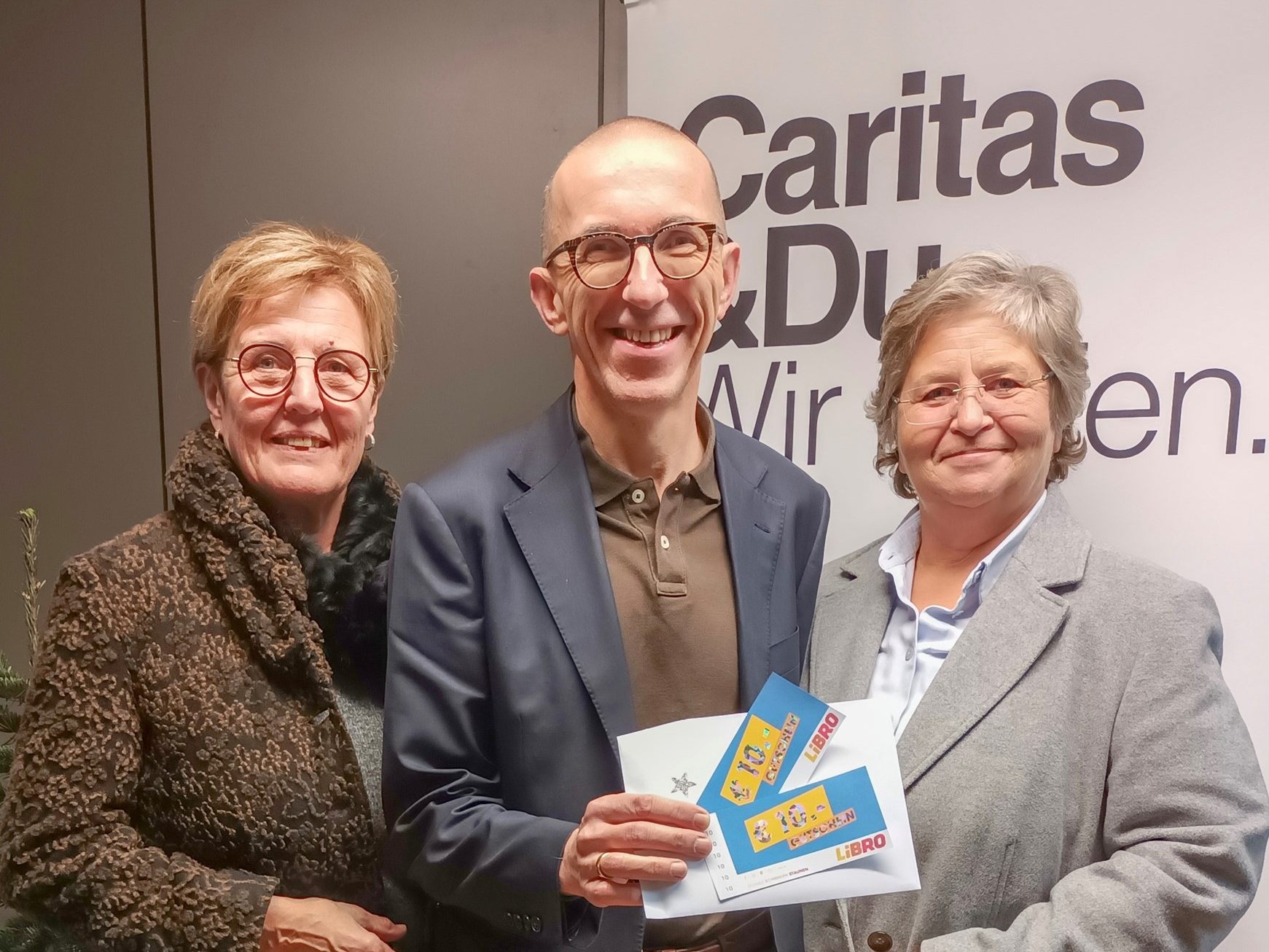 Präsidentin Marie-Luise Dietrich sowie Organisatorin Andrea Helbok mit Caritasdirektor Walter Schmolly. Präsidentin Marie-Luise Dietrich sowie Organisatorin Andrea Helbok mit Caritasdirektor Walter Schmolly.