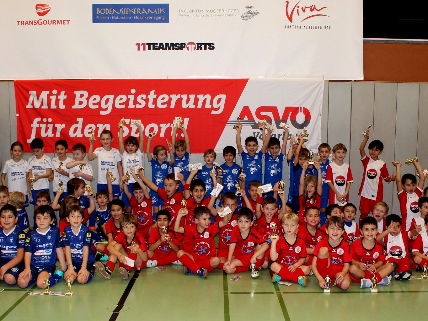 Für die Fußballjugend – im Bild die U7-Teams bei der Siegerehrung 2019 – ist das „SPARK 7 Nachwuchs Hallenturnier“ in Lochau das besondere Highlight in der Winterpause. Über 60 Mannschaften sind bei diesem einmaligen Fußballevent aktiv mit dabei.