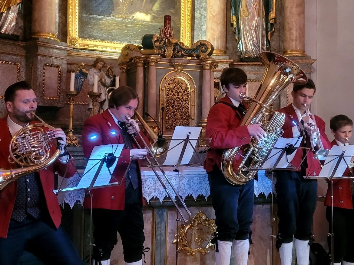Das Blechbläserensemble des MV Lochau begeisterte mit dem Stück You Raise Me Up, von links Patrick Niederkofler (Horn), Julian Thoma (Posaune), Lorenz Sigg (Tuba), David Schmid (Trompete) und Samuel Schmid (Trompete). Das Blechbläserensemble des MV Lochau begeisterte mit dem Stück You Raise Me Up, von links Patrick Niederkofler (Horn), Julian Thoma (Posaune), Lorenz Sigg (Tuba), David Schmid (Trompete) und Samuel Schmid (Trompete).