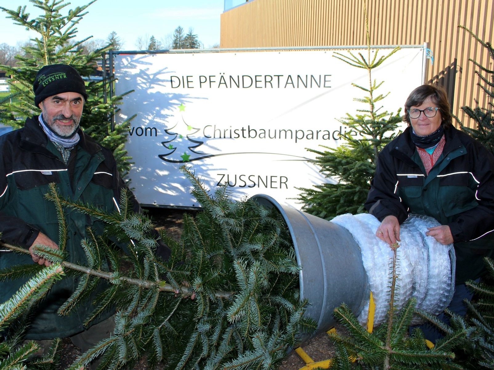 Alljährlich vor Weihnachten haben die Lochauer die willkommene Gelegenheit, sich hier im Ort einen heimischen Baum aus dem „Christbaumparadies Zußner“ zu besorgen. Seit 40 Jahren stehen Helga und Pius Zußner vom Pfänder mit ihren Christbäumen vor dem Spar. Alljährlich vor Weihnachten haben die Lochauer die willkommene Gelegenheit, sich hier im Ort einen heimischen Baum aus dem „Christbaumparadies Zußner“ zu besorgen. Seit 40 Jahren stehen Helga und Pius Zußner vom Pfänder mit ihren Christbäumen vor dem Spar.