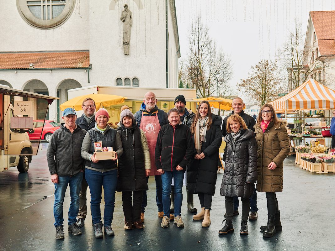 Ein Dankeschön für die langjährige Treue wurde den Marktfahrerinnen und Marktfahrern vergangenen Donnerstag überreicht. Ein Dankeschön für die langjährige Treue wurde den Marktfahrerinnen und Marktfahrern vergangenen Donnerstag überreicht.