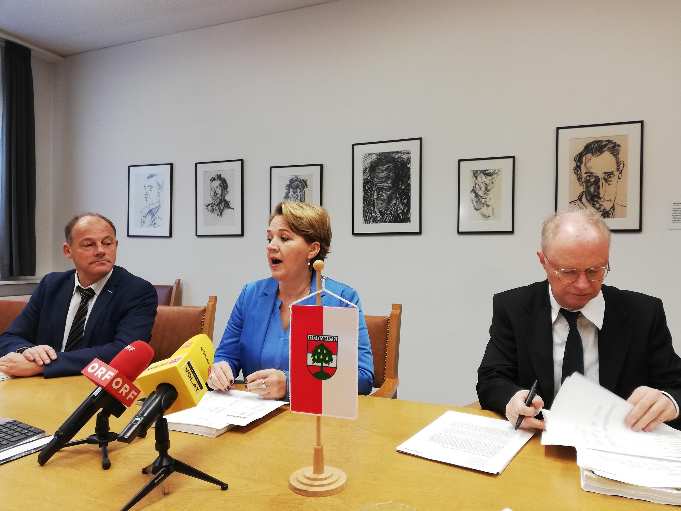 Gemeinsam mit dem dem Leiter des Bereichs Finanzen und Wirtschaft, Mag. Guntram Mathis (l.), sowie dem Budgetierungsbeauftragten der Stadt Dornbirn, Peter Johler (r.),  informierte Bürgermeisterin Andrea Kaufman über die Budgetpläne für das kommende Jahr.