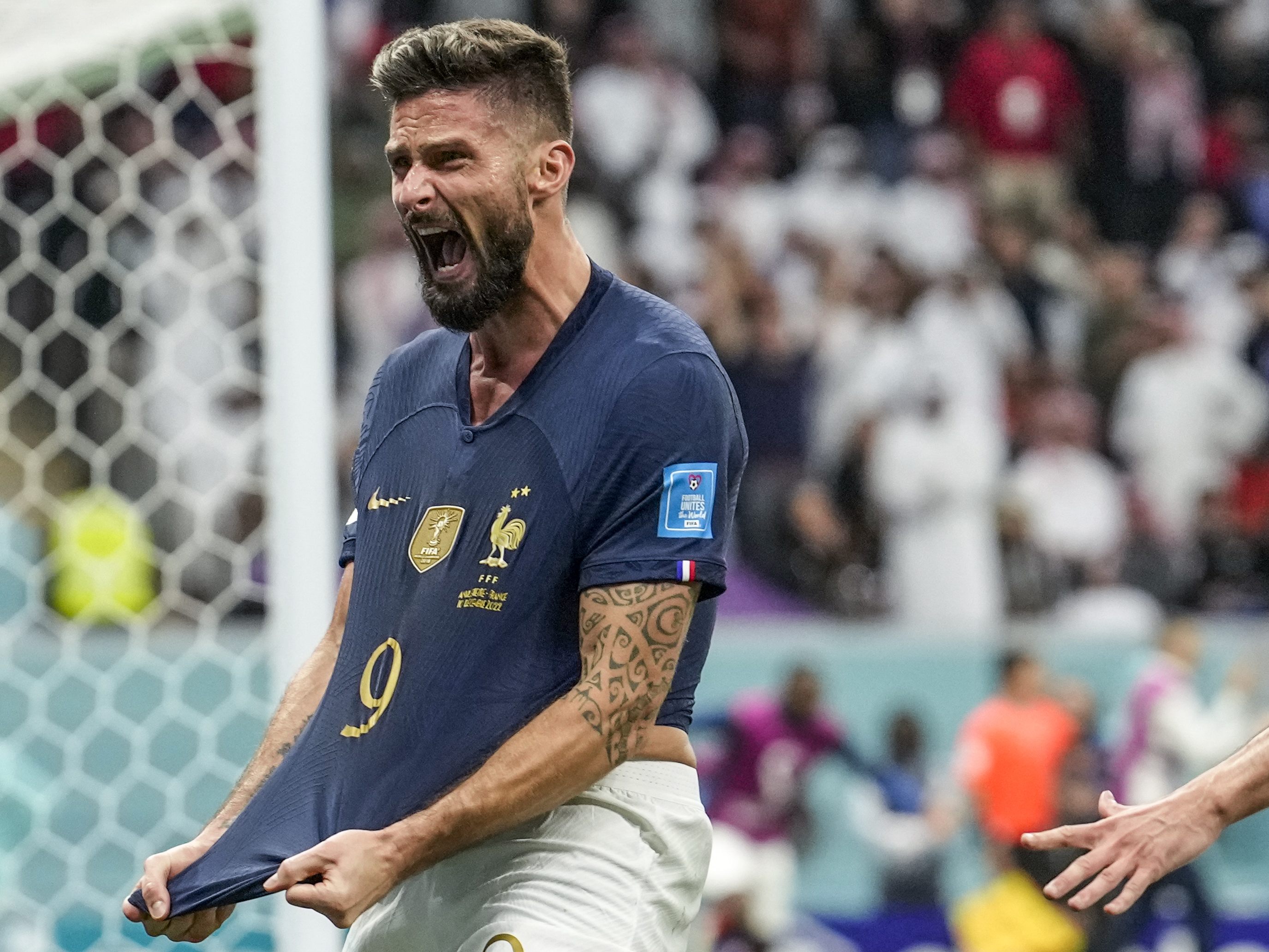 Frankreichs Altstar Olivier Giroud zeigt bei der Fußball-WM groß auf. Frankreichs Altstar Olivier Giroud zeigt bei der Fußball-WM groß auf.