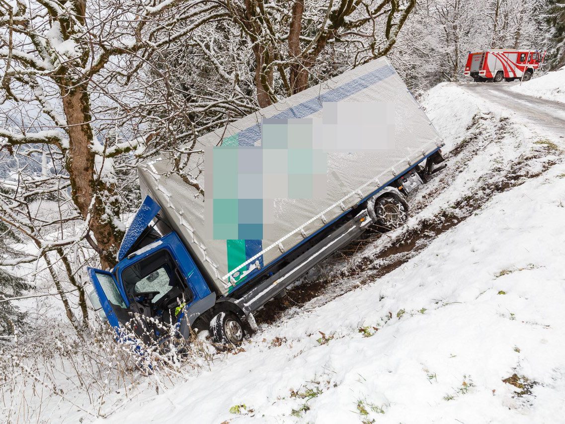 In Silbertal ist am Montagnachmittag ein Lkw abgestürzt. In Silbertal ist am Montagnachmittag ein Lkw abgestürzt.