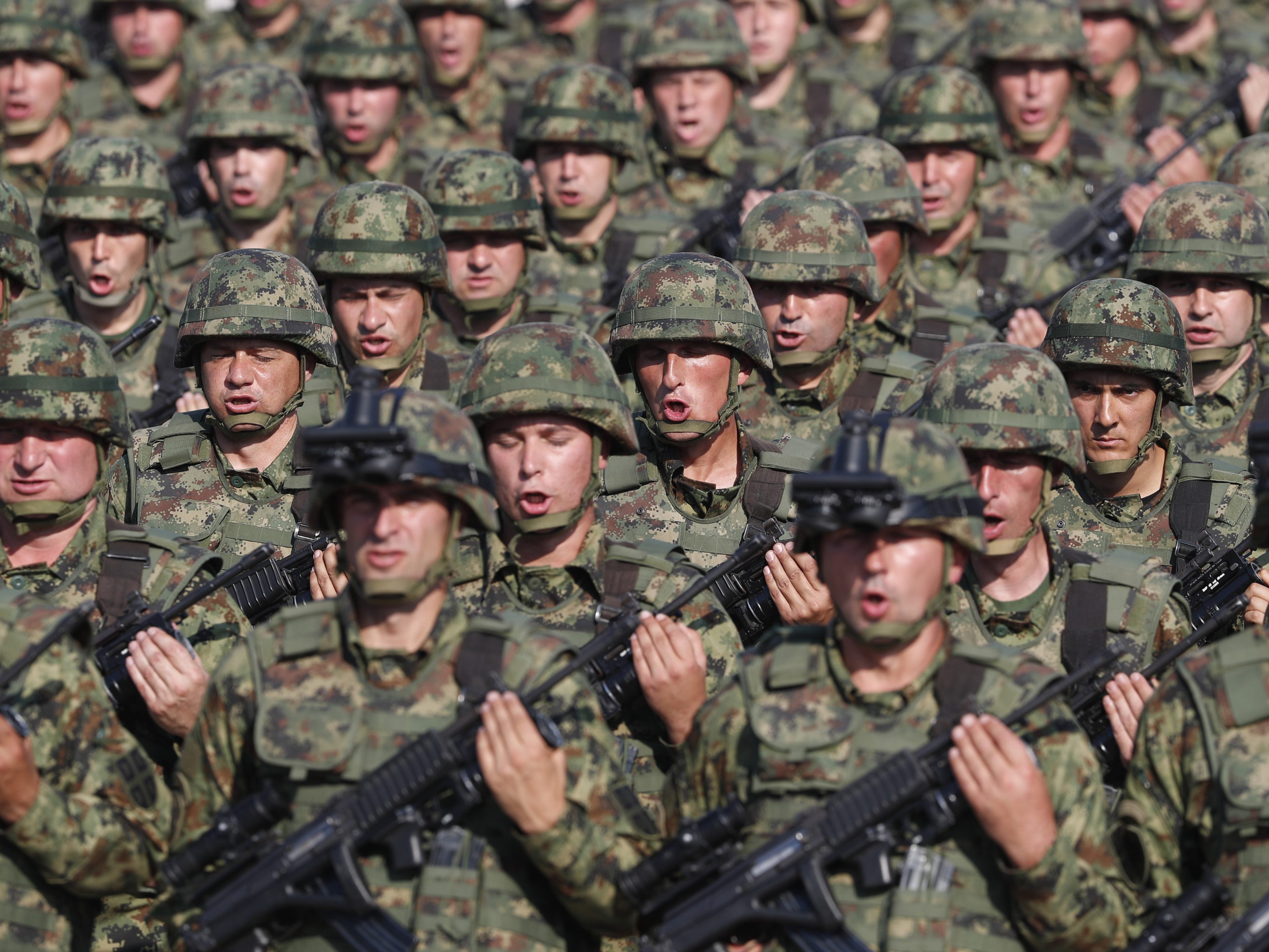 Serbiens Armee wegen Spannungen im Kosovo in Alarmbereitschaft. Serbiens Armee wegen Spannungen im Kosovo in Alarmbereitschaft.