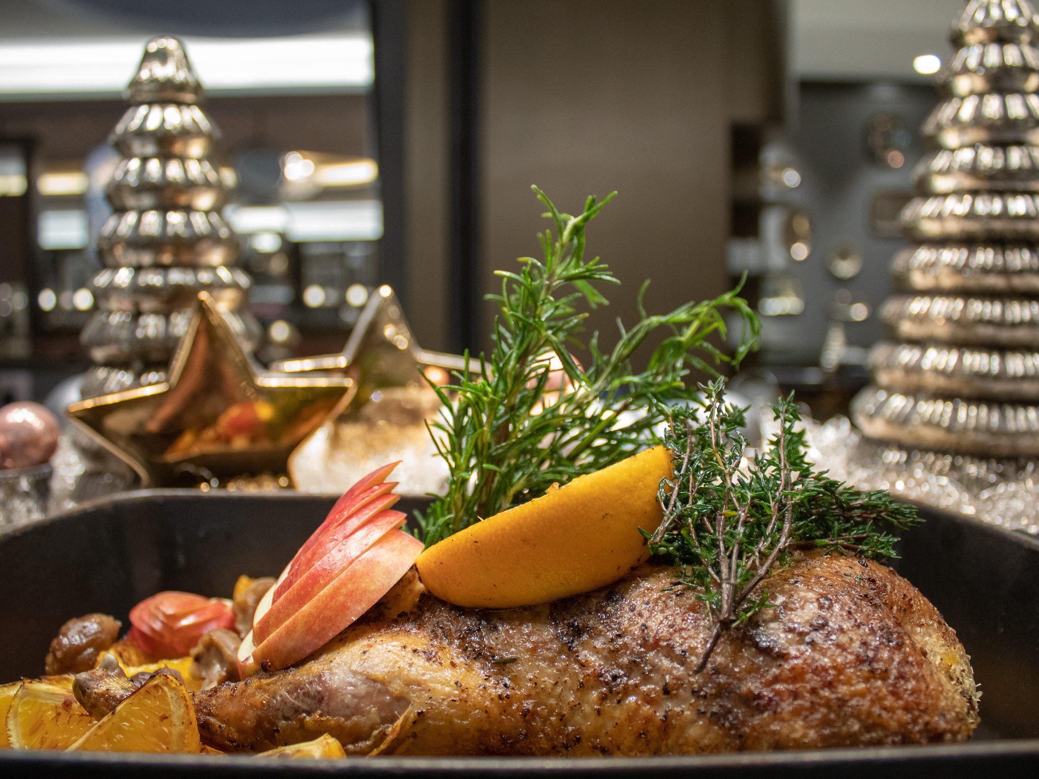 Beim Sparkling Xmas-Wunderbrunch im Renaissance Wien Hotel kann man ein festliches Weihnachtsessen genießen. Beim Sparkling Xmas-Wunderbrunch im Renaissance Wien Hotel kann man ein festliches Weihnachtsessen genießen.