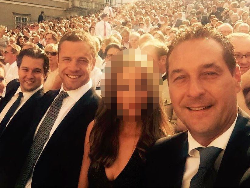 HC Strache (r.) und Johann Gudenus (2. v.r.) samt Begleitung bei den Salzburger Fetspielen.