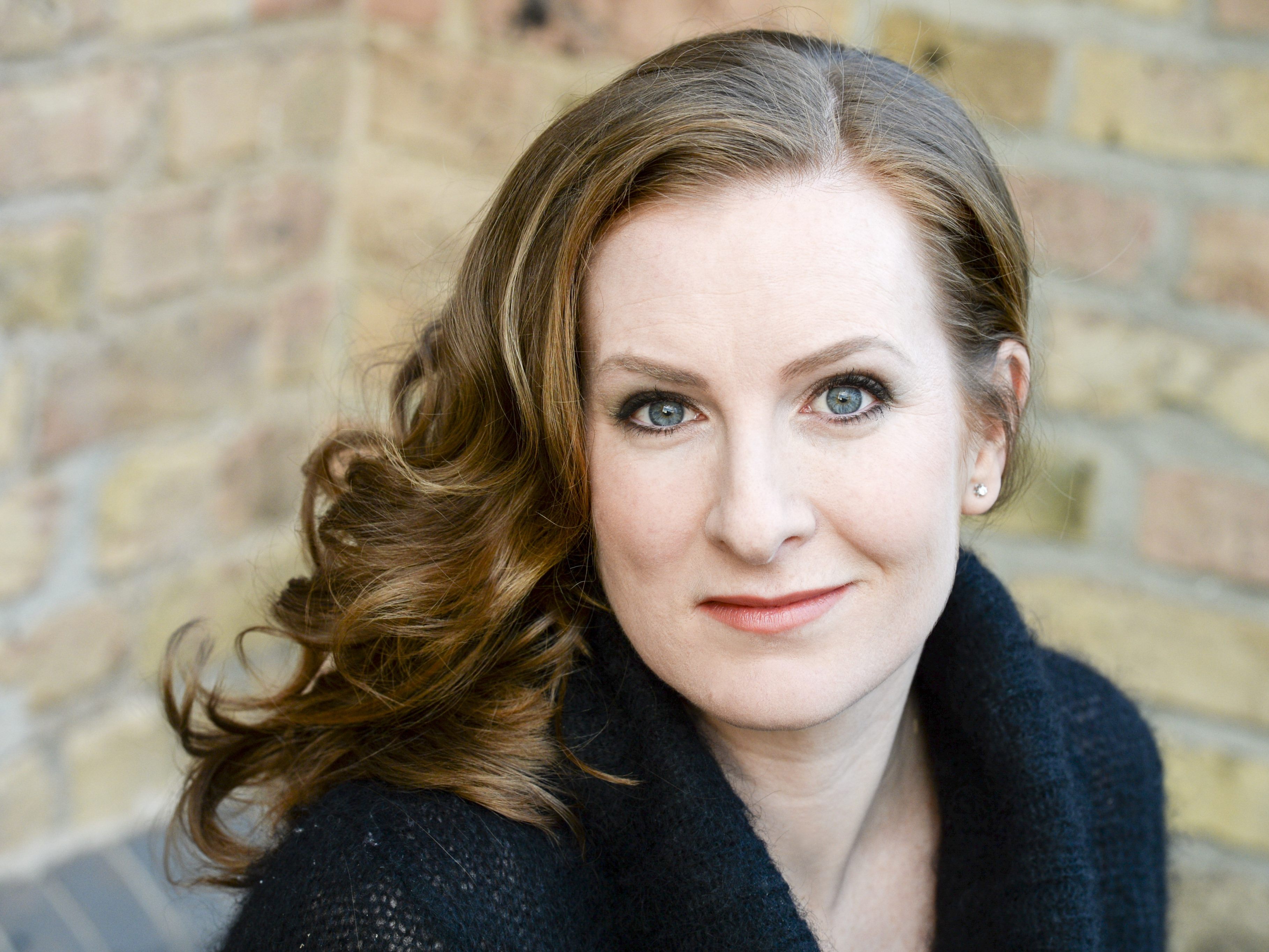 Mezzosopranistin Paula Murrihy steht bei der konzertanten Aufführung von Béla Bartóks Oper „Herzog Blaubarts Burg“ auf der Bühne. Das vierte Abokonzert des Symphonieorchester Vorarlberg findet im Jänner 2023 statt. Mezzosopranistin Paula Murrihy steht bei der konzertanten Aufführung von Béla Bartóks Oper „Herzog Blaubarts Burg“ auf der Bühne. Das vierte Abokonzert des Symphonieorchester Vorarlberg findet im Jänner 2023 statt.