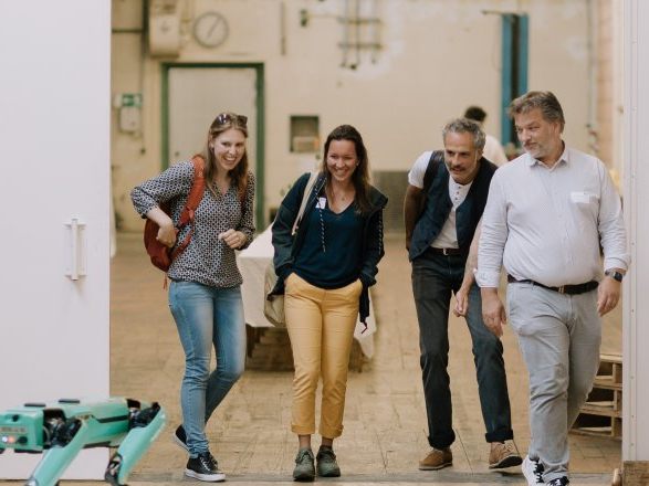 Roboterhund-Spot begeisterte eine Delegation aus Tirol.