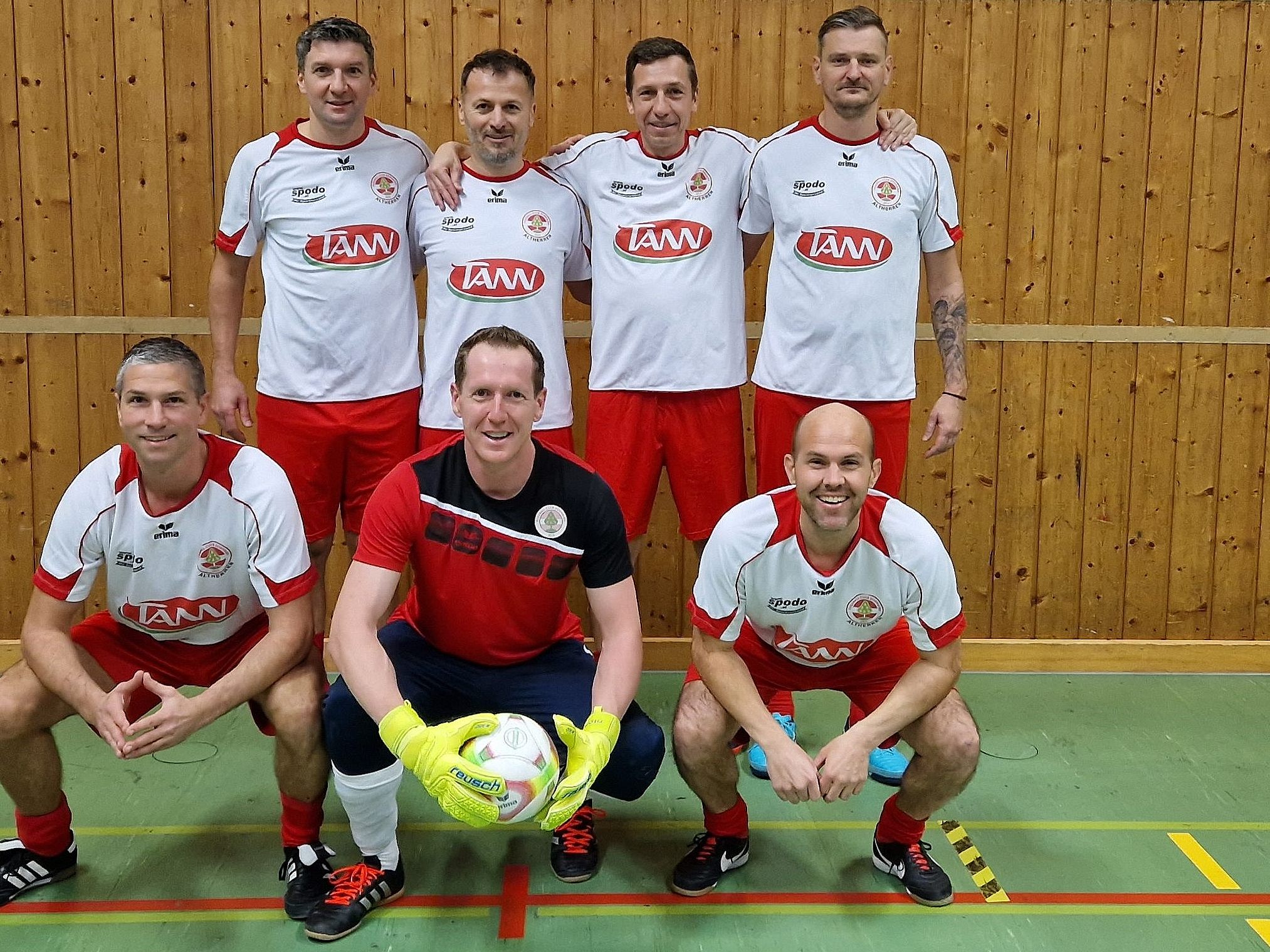 Das siegreiche AH Team der Rothosen mit Martin Dechant, Daniel Fehn, Robert Brzaj, Boris Gamber, Mathias Mayer, Senaid Omerovic und Manfred Eisbacher. Das siegreiche AH Team der Rothosen mit Martin Dechant, Daniel Fehn, Robert Brzaj, Boris Gamber, Mathias Mayer, Senaid Omerovic und Manfred Eisbacher.