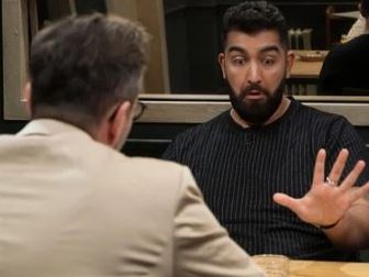 Die Stimmung war in der ganzen Folge von "Chez Krömer" schon angespannt zwischen dem Moderator und Gast Faisal Kawusi (r.) Doch dann eskalierte es völlig. Die Stimmung war in der ganzen Folge von "Chez Krömer" schon angespannt zwischen dem Moderator und Gast Faisal Kawusi (r.) Doch dann eskalierte es völlig.