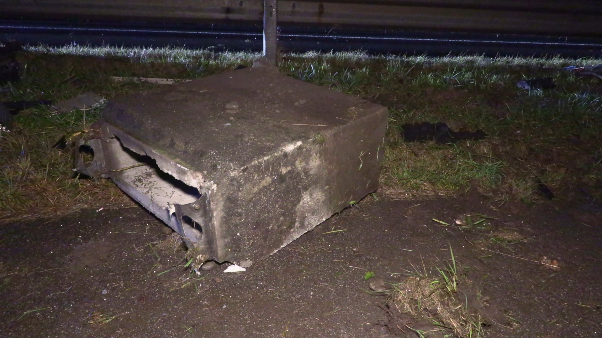 Ein Stromkasten wurde durch den Aufprall aus seiner Verankerung gerissen Ein Stromkasten wurde durch den Aufprall aus seiner Verankerung gerissen