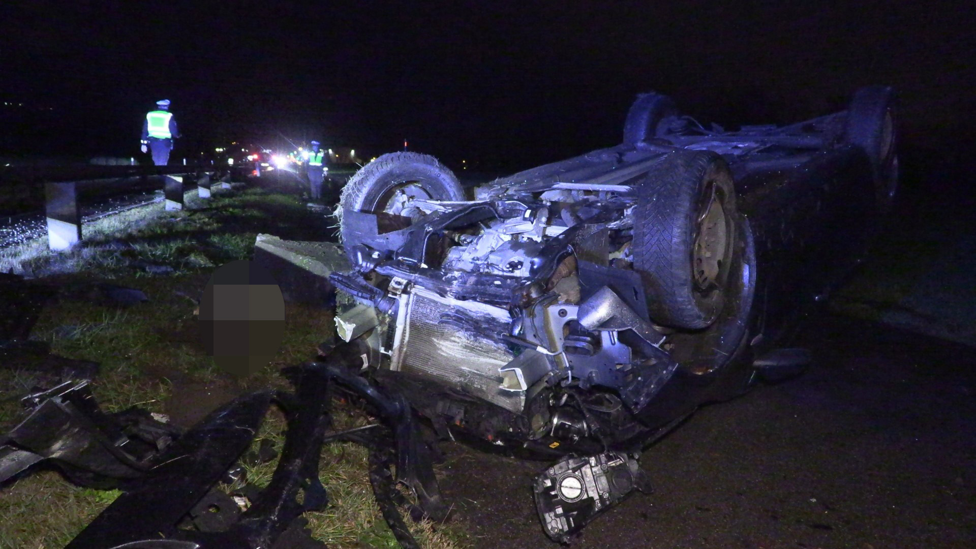 Am Unfallfahrzeug selbst entstand Totalschaden. Am Unfallfahrzeug selbst entstand Totalschaden.