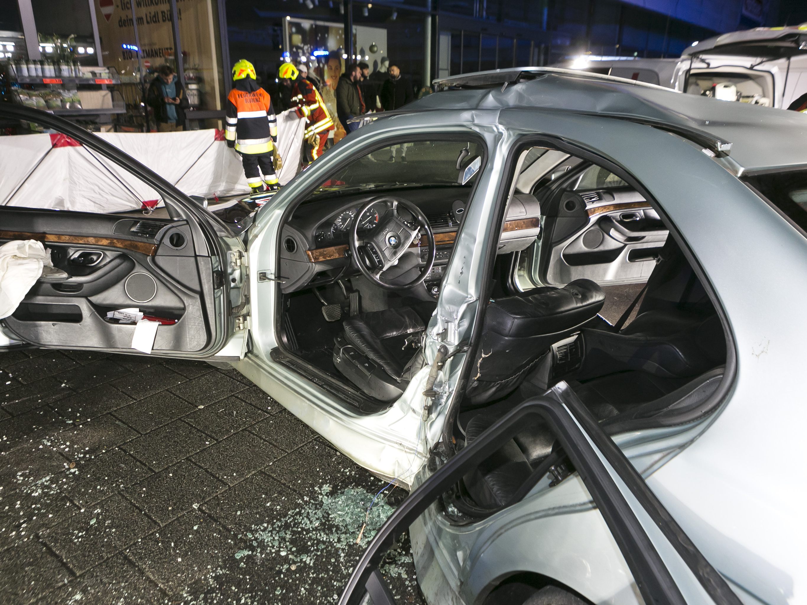 Pkw-Lenkerin in Fahrzeug eingeklemmt Pkw-Lenkerin in Fahrzeug eingeklemmt