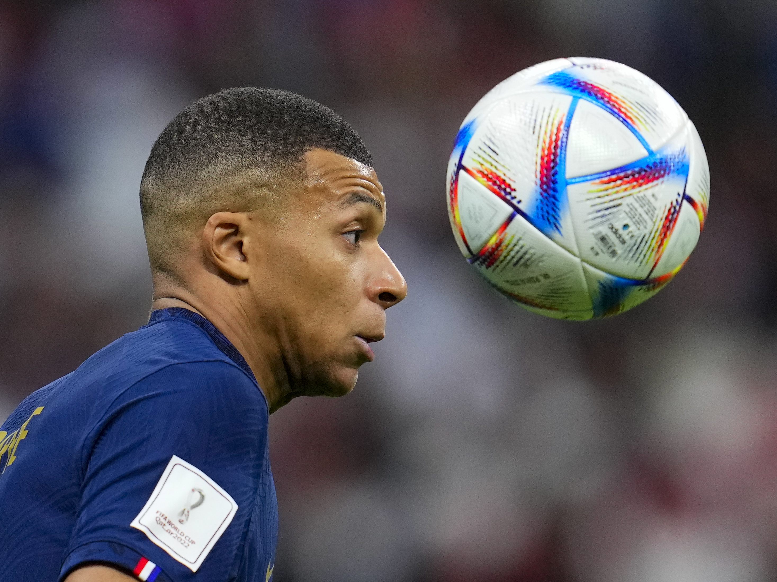 Mbappé hält bei der Fußball-WM 2022 schon bei fünf Toren. Mbappé hält bei der Fußball-WM 2022 schon bei fünf Toren.