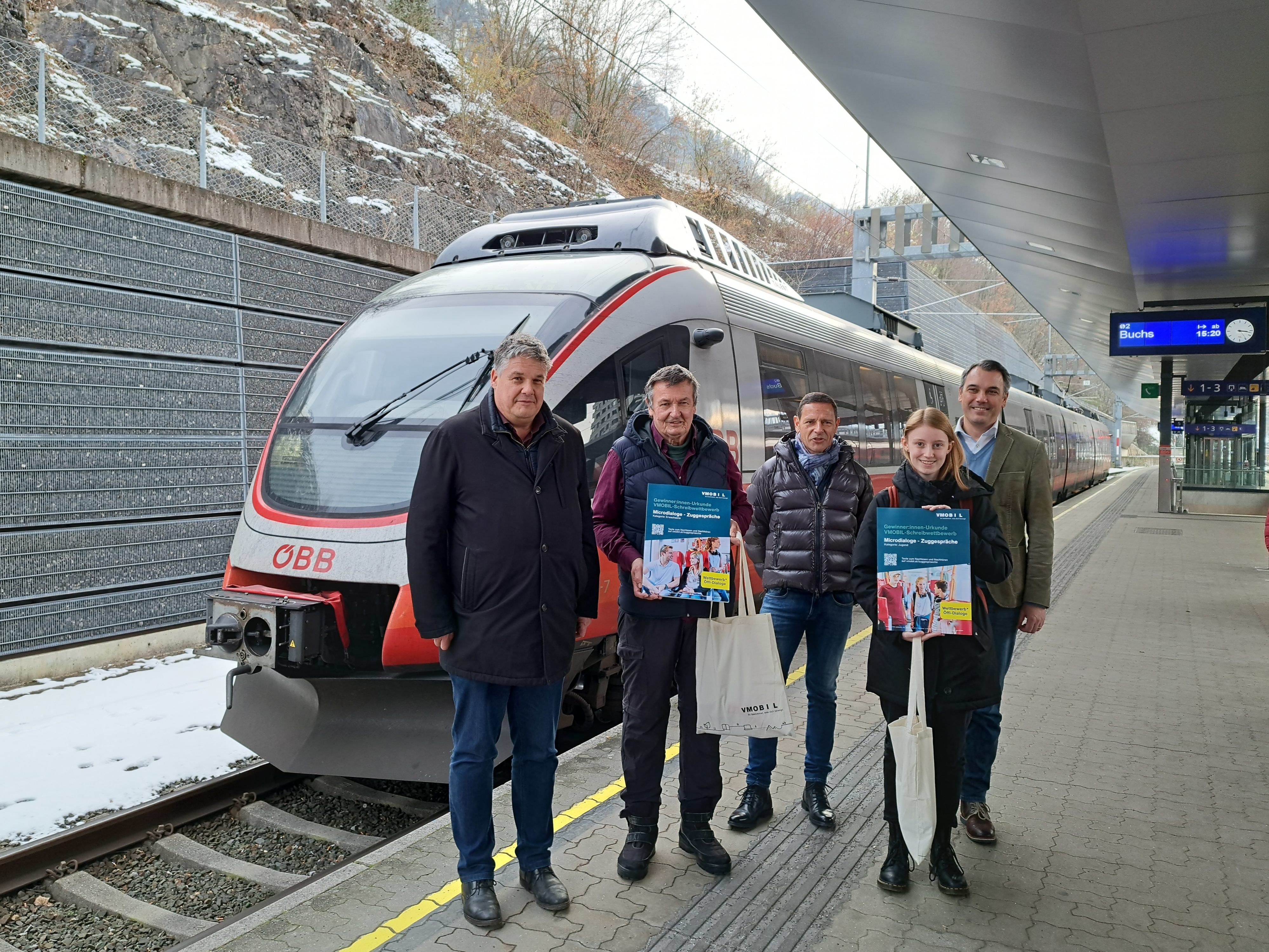 Markus Rabanser (Vereinsobmann Pro Bahn Vorarlberg), Andreas Gabriel (Gewinner Kategorie Erwachsene), Marcus Ender (ÖBB Regionalmanager Vorarlberg), Fabrizia Schwarzmann (Gewinnerin Kategorie Jugend), Christian Hillbrand (Geschäftsführer Verkehrsverbund Vorarlberg). Markus Rabanser (Vereinsobmann Pro Bahn Vorarlberg), Andreas Gabriel (Gewinner Kategorie Erwachsene), Marcus Ender (ÖBB Regionalmanager Vorarlberg), Fabrizia Schwarzmann (Gewinnerin Kategorie Jugend), Christian Hillbrand (Geschäftsführer Verkehrsverbund Vorarlberg).
