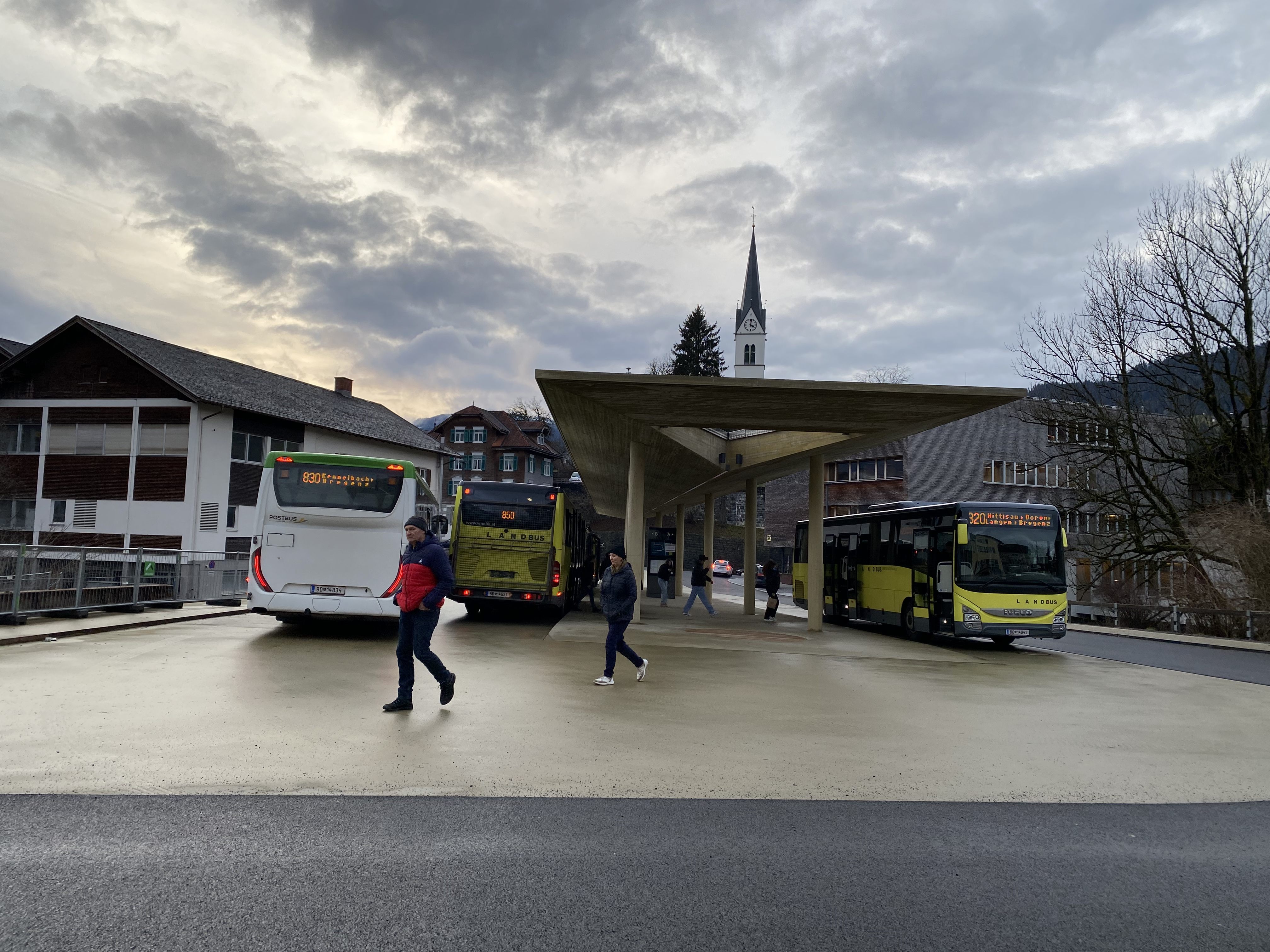 Der neue Busbahnhof inmitten der Bregenzerwälder Marktgemeinde.