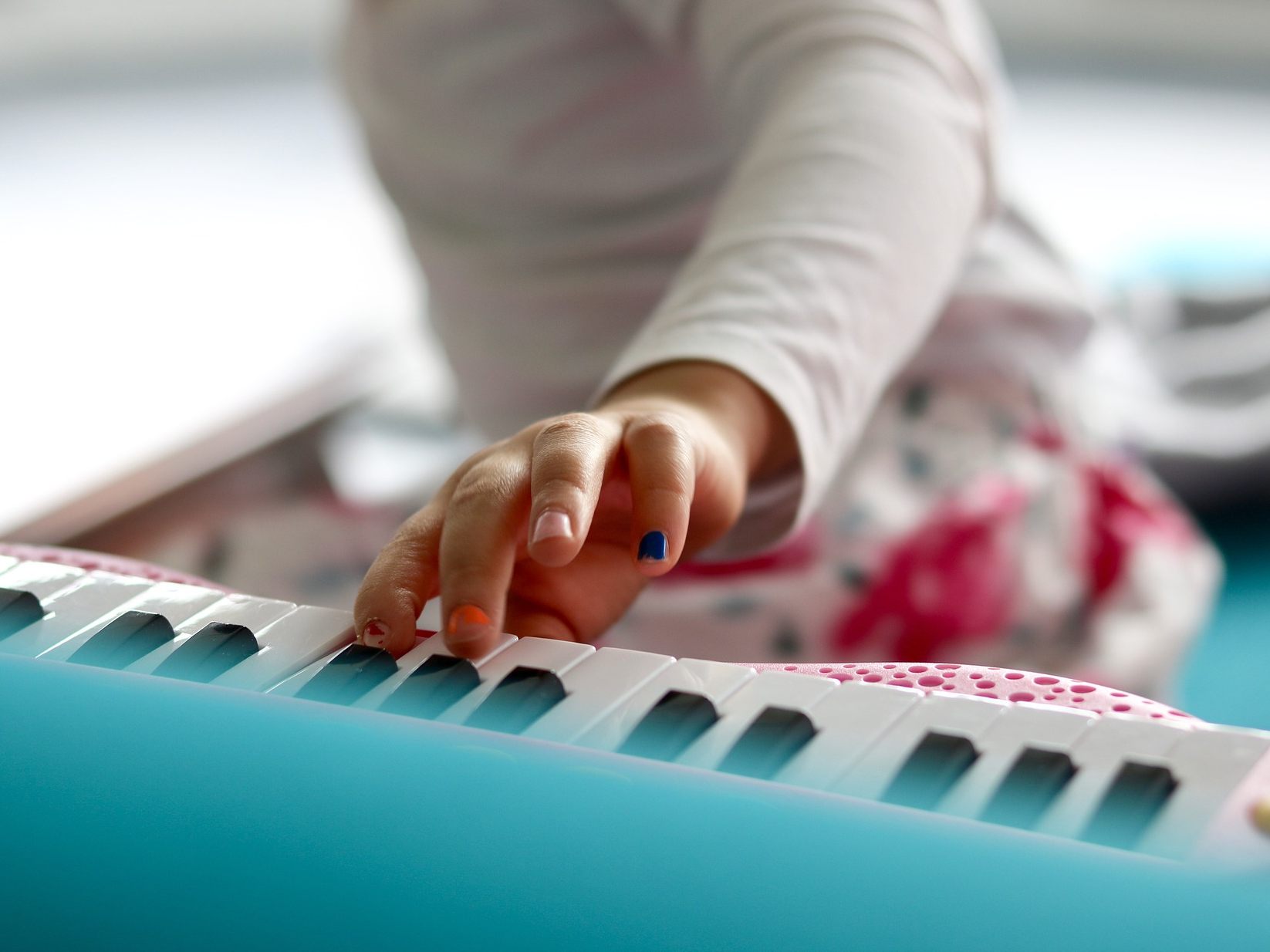 Laut einem Test der AK OÖ sind viele Kinderspielzeuge extrem laut.