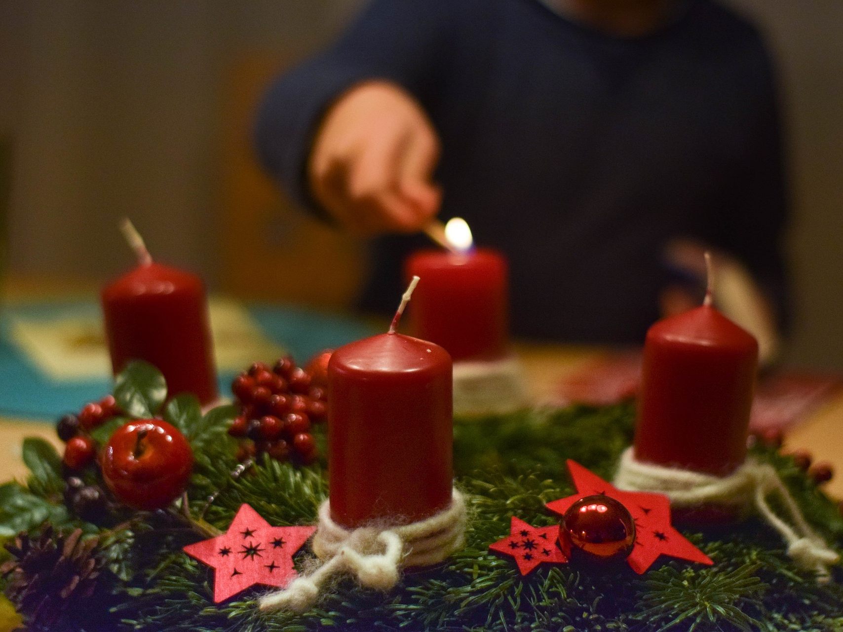 Der brennende Adventkranz entzündete die Kleidung der 95-Jährigen.