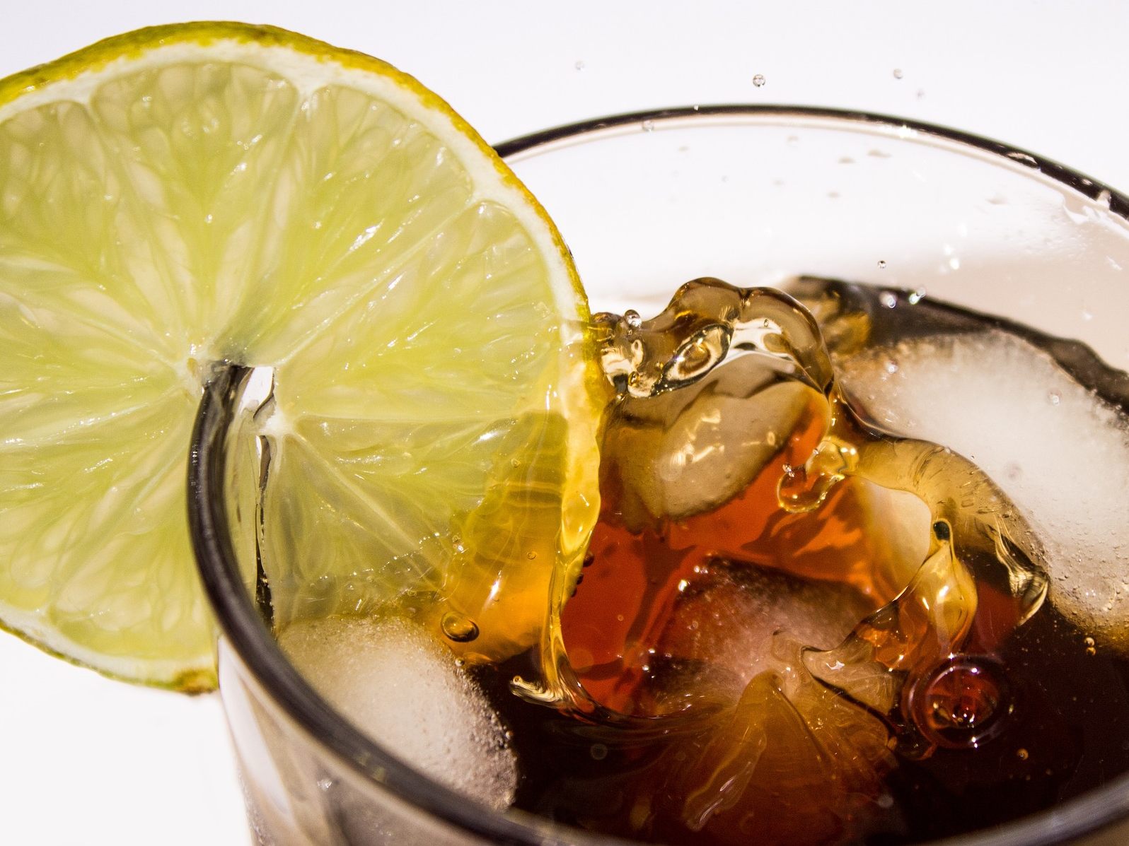 Aus diesem Grund sollte man keine abgelaufene Cola trinken.