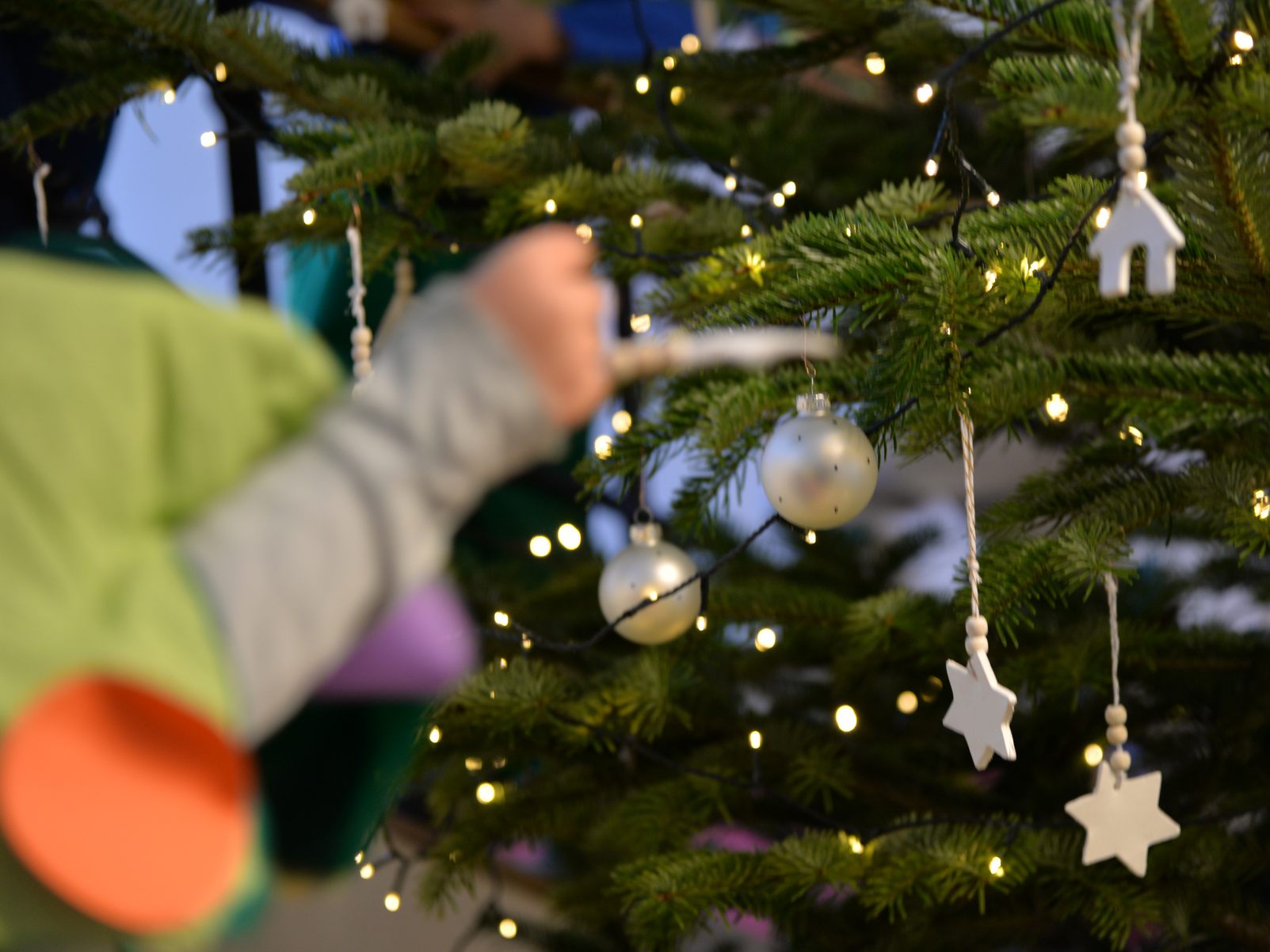 Kinder aus dem Kindergarten Heinzenbeer schmückten den Christbaum im Rathaus.
