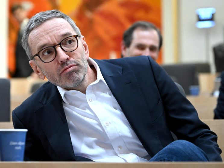 FPÖ-Chef Herbert Kickl will rechtlich noch bestehende Corona-Maßnahmen abschaffen. FPÖ-Chef Herbert Kickl will rechtlich noch bestehende Corona-Maßnahmen abschaffen.