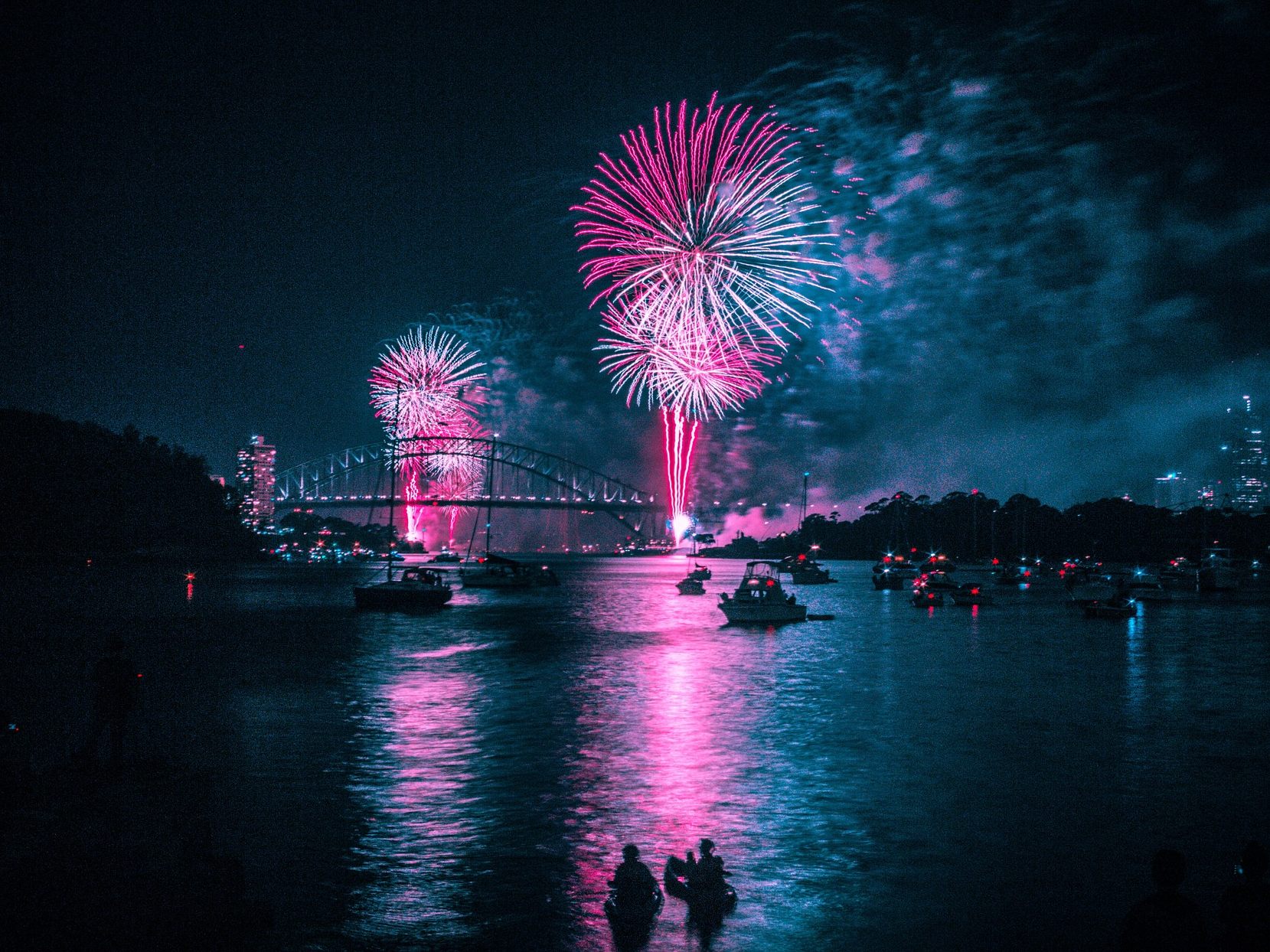 In Sydney wird der Jahreswechsel 2022/23 mit einem Feuerwerk gefeiert. In Sydney wird der Jahreswechsel 2022/23 mit einem Feuerwerk gefeiert.
