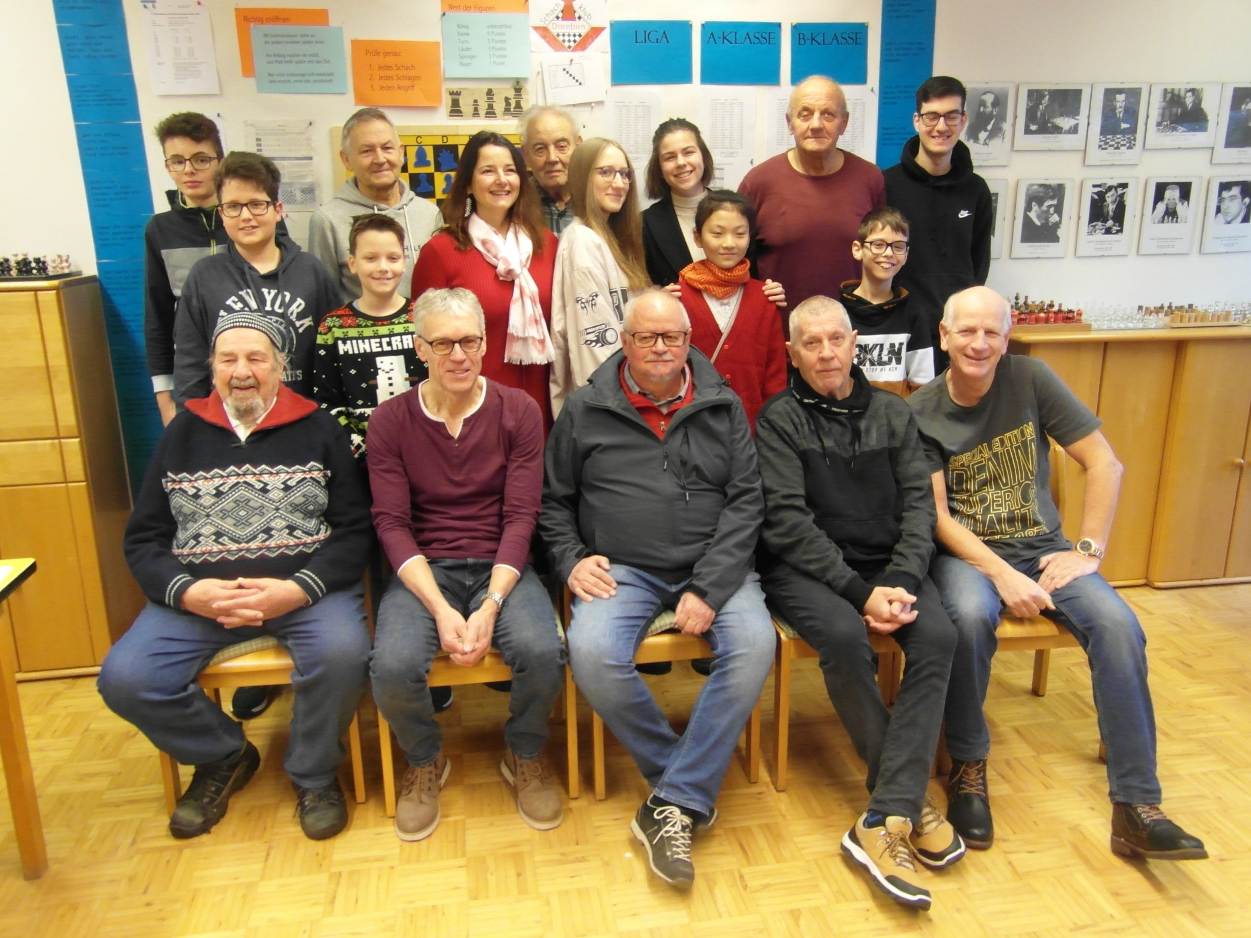 Bereits zum dritten Mal traten die Senioren gegen die jungen Schachspieler im Generationenwettkampf gegeneinander an. Bereits zum dritten Mal traten die Senioren gegen die jungen Schachspieler im Generationenwettkampf gegeneinander an.