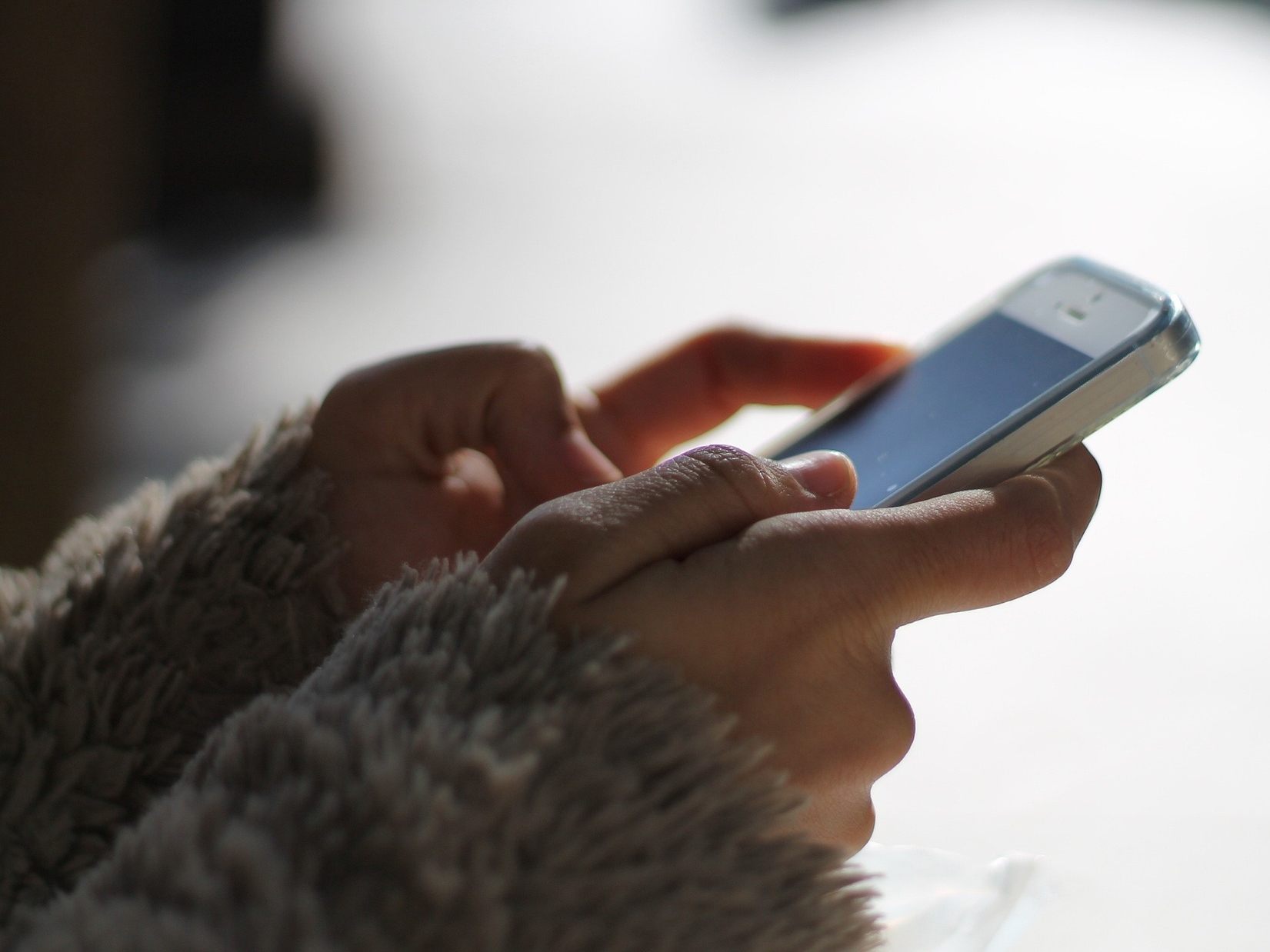 "Hallo Mama, ich habe mein Handy kaputt gemacht": Mit der Tochter-Sohn-Masche ködern Betrüger ihre Opfer. "Hallo Mama, ich habe mein Handy kaputt gemacht": Mit der Tochter-Sohn-Masche ködern Betrüger ihre Opfer.