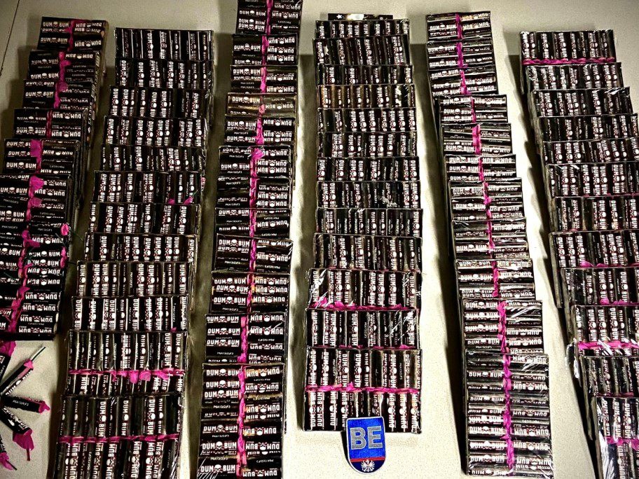 Die Polizei stellte bei zwei 15-Jährigen am Wiener Handelskai insgesamt 1.350 pyrotechnische Gegenstände sicher. Die Polizei stellte bei zwei 15-Jährigen am Wiener Handelskai insgesamt 1.350 pyrotechnische Gegenstände sicher.