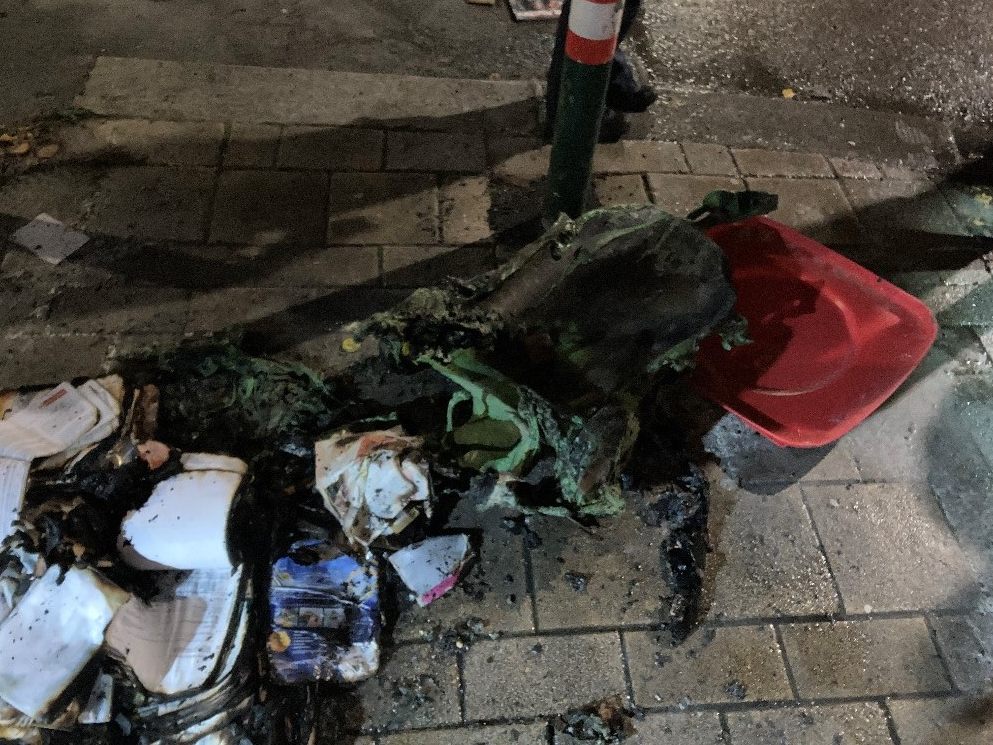 Die beiden Mülltonnen wurden vermutlich mit Fackeln angezündet.