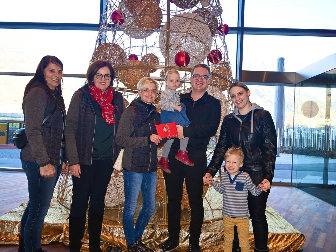 Spendenübergabe Theaterverein Fraxern – v.li. Sigi Rom, Andrea Amann, Silvia Nachbaur – an Familie Jennifer und Philip Pleterski mit den Kindern Aiden (re.) und Alice. Spendenübergabe Theaterverein Fraxern – v.li. Sigi Rom, Andrea Amann, Silvia Nachbaur – an Familie Jennifer und Philip Pleterski mit den Kindern Aiden (re.) und Alice.