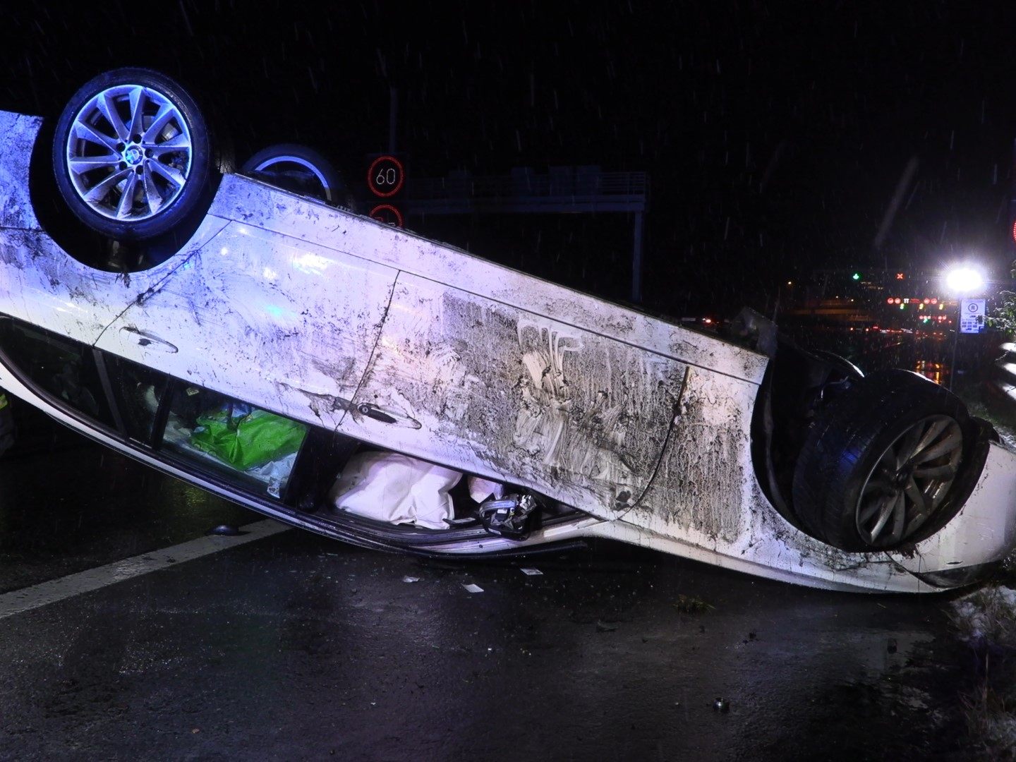 Das Auto überschlug sich und landete auf dem Dach. Das Auto überschlug sich und landete auf dem Dach.