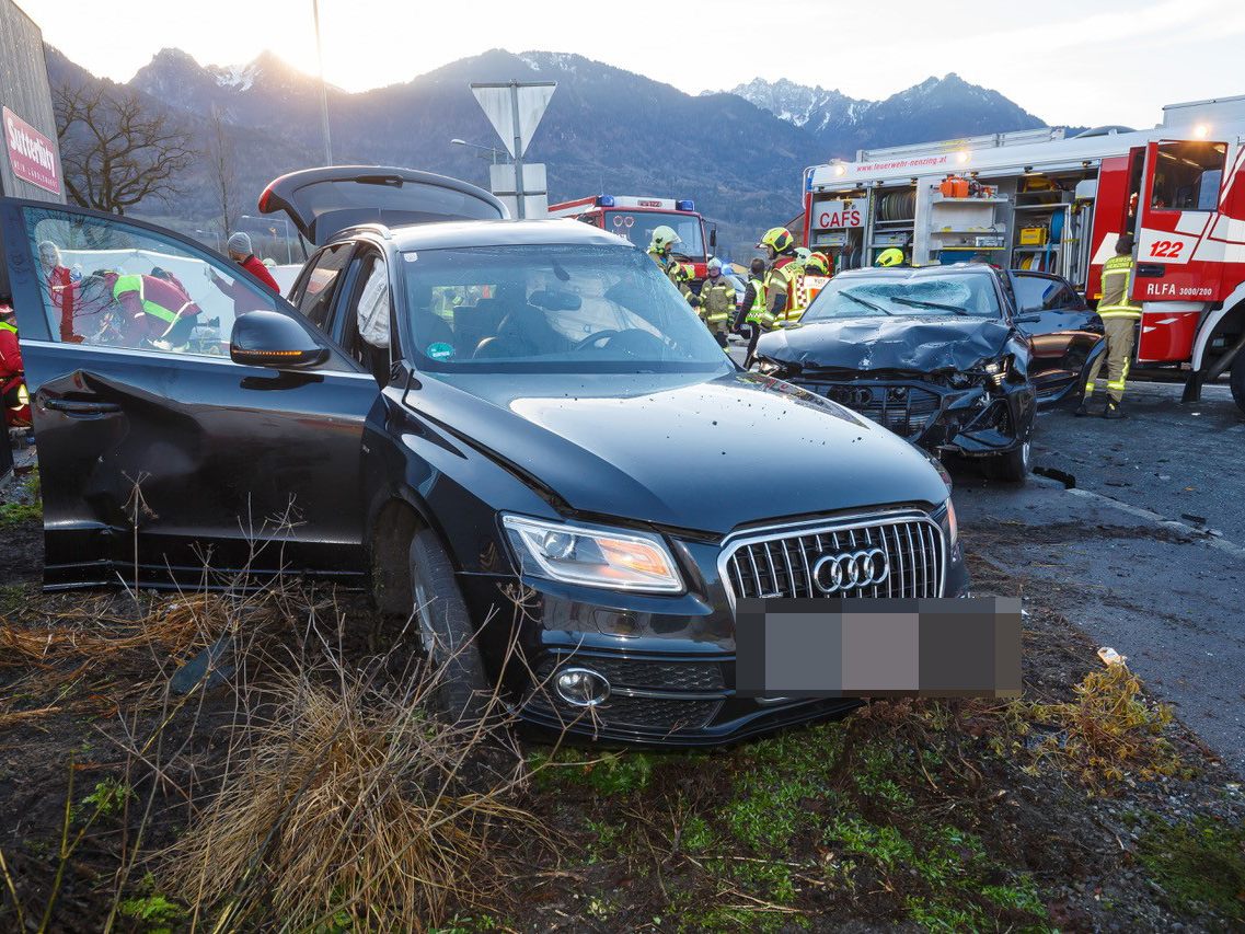 Der 63-jährige Lenker verstarb noch an der Unfallstelle.