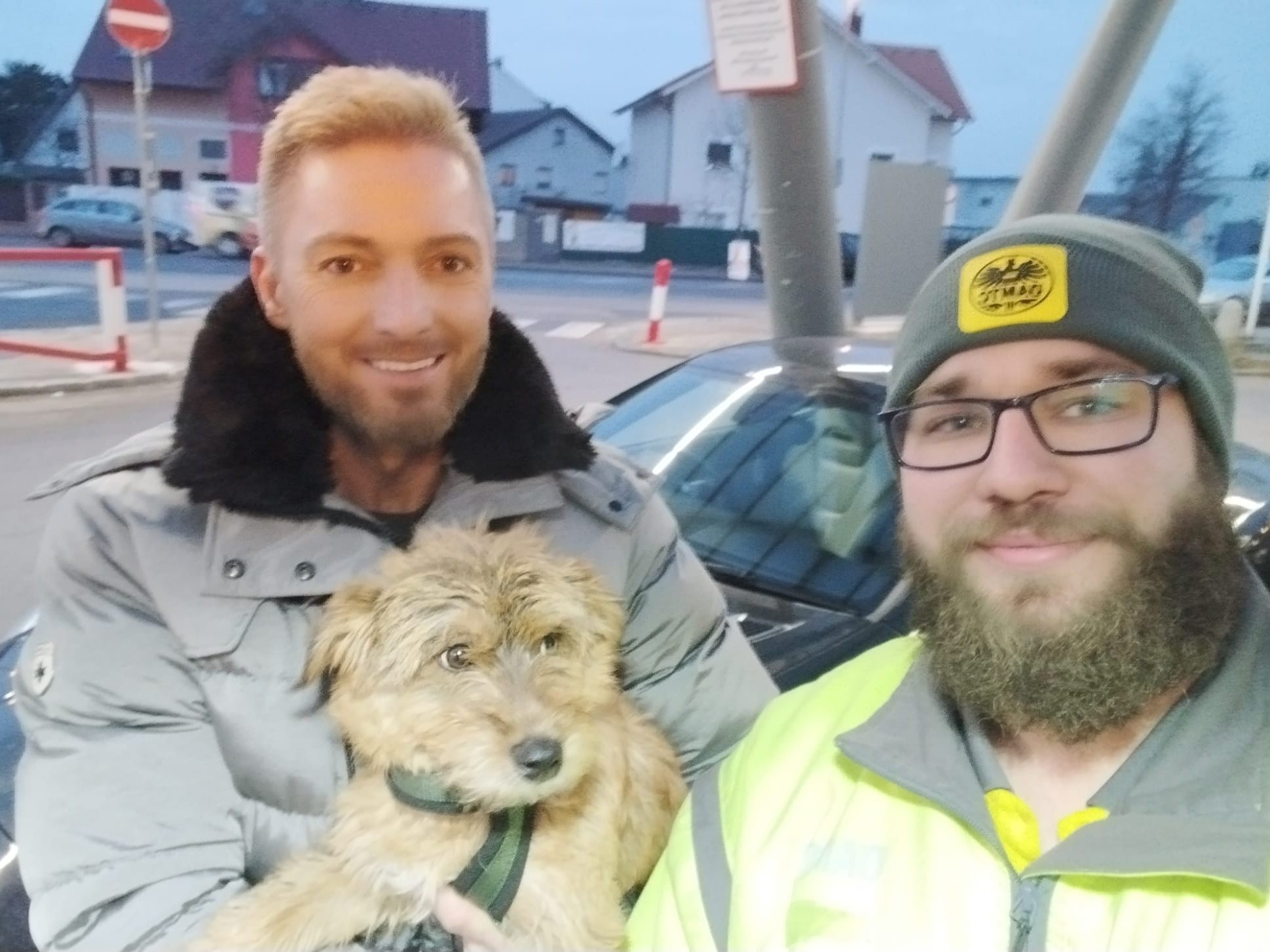 Hund Rudi sperrte sich irrtümlich im Auto ein - doch wurde von Pannenhelfer Michael Christ gerettet. Hund Rudi sperrte sich irrtümlich im Auto ein - doch wurde von Pannenhelfer Michael Christ gerettet.