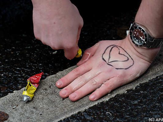 Aktivisten kleben sich seit rund einem Jahr an Fahrbahnen fest