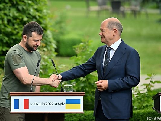 Selenskyj und Scholz bei einem Treffen in Kiew im Juni des Vorjahres Selenskyj und Scholz bei einem Treffen in Kiew im Juni des Vorjahres