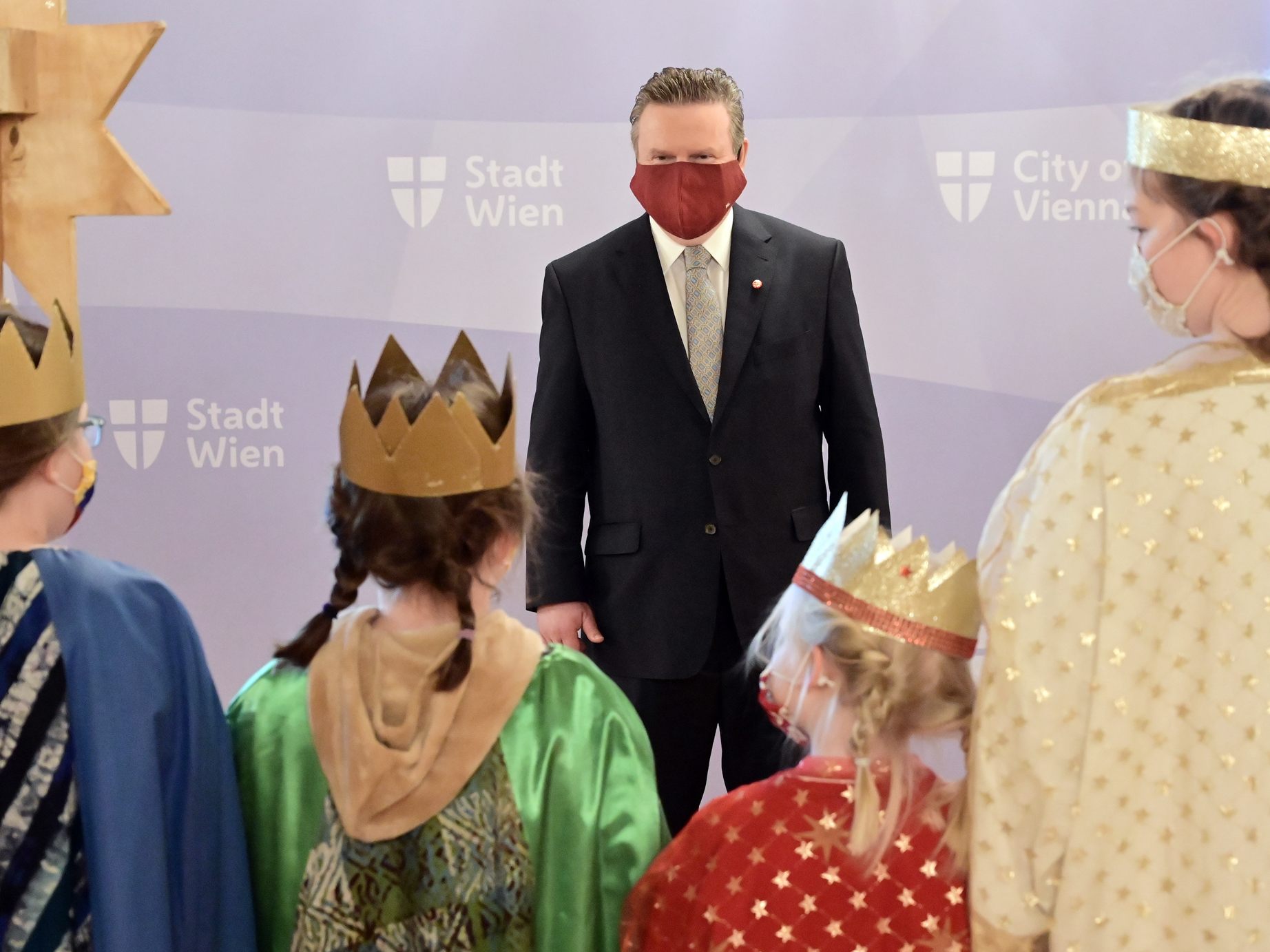 Die "Heiligen drei Könige" brachten Wiens Bürgermeister Michael Ludwig den Segen für das neue Jahr. Die "Heiligen drei Könige" brachten Wiens Bürgermeister Michael Ludwig den Segen für das neue Jahr.