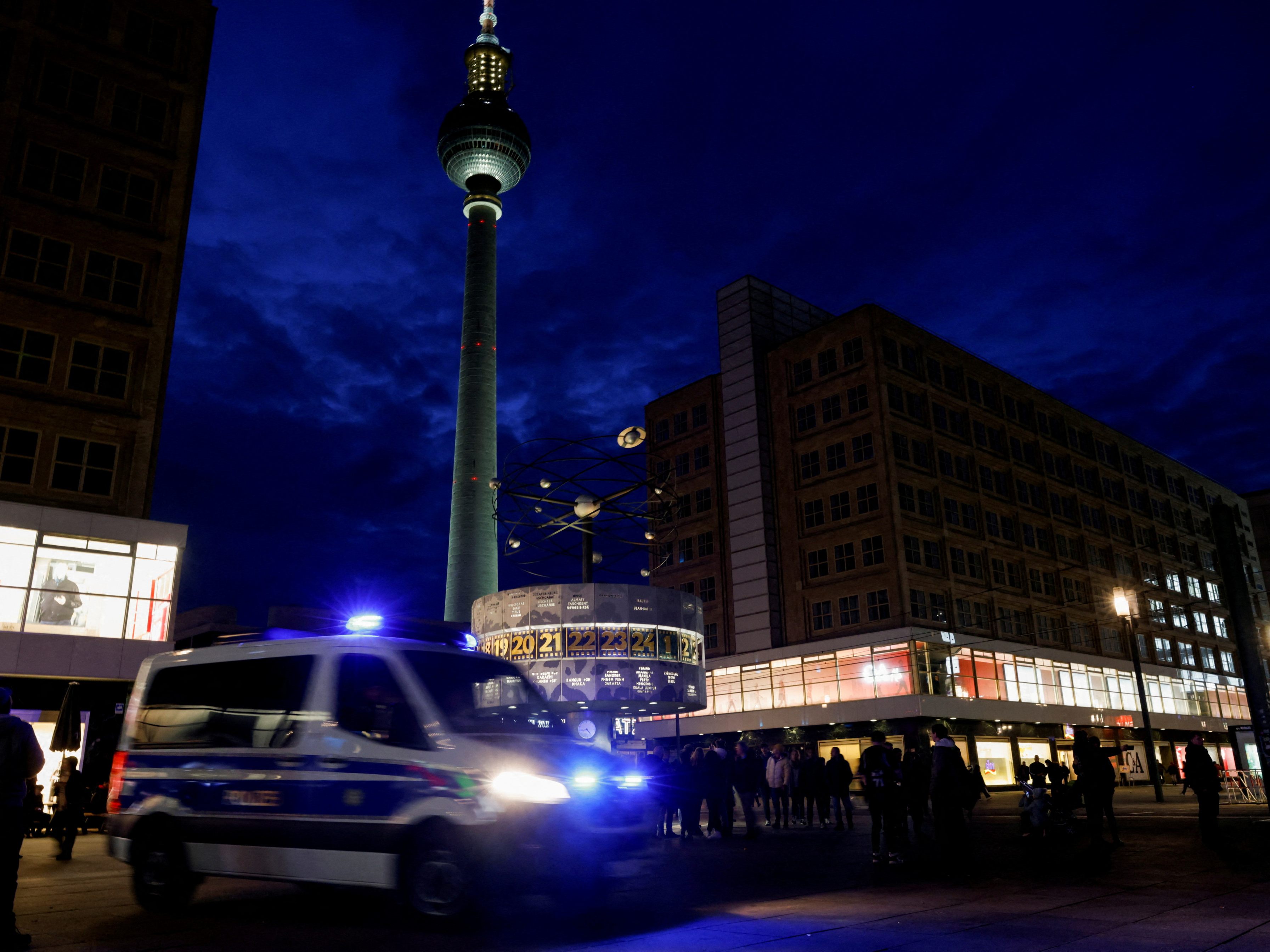 Ein Polizeiauto fährt in der Silvesternacht Patrouille durch Berlin.