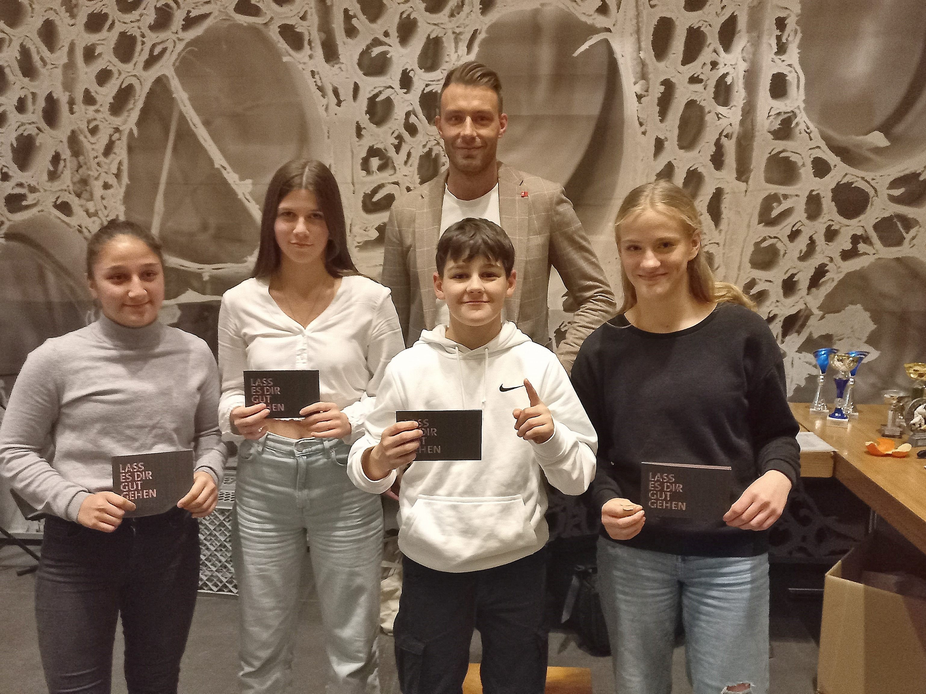 Die Judokas wurden in den verschiedenen Altersgruppen für ihre Leistungen ausgezeichnet. Die Judokas wurden in den verschiedenen Altersgruppen für ihre Leistungen ausgezeichnet.